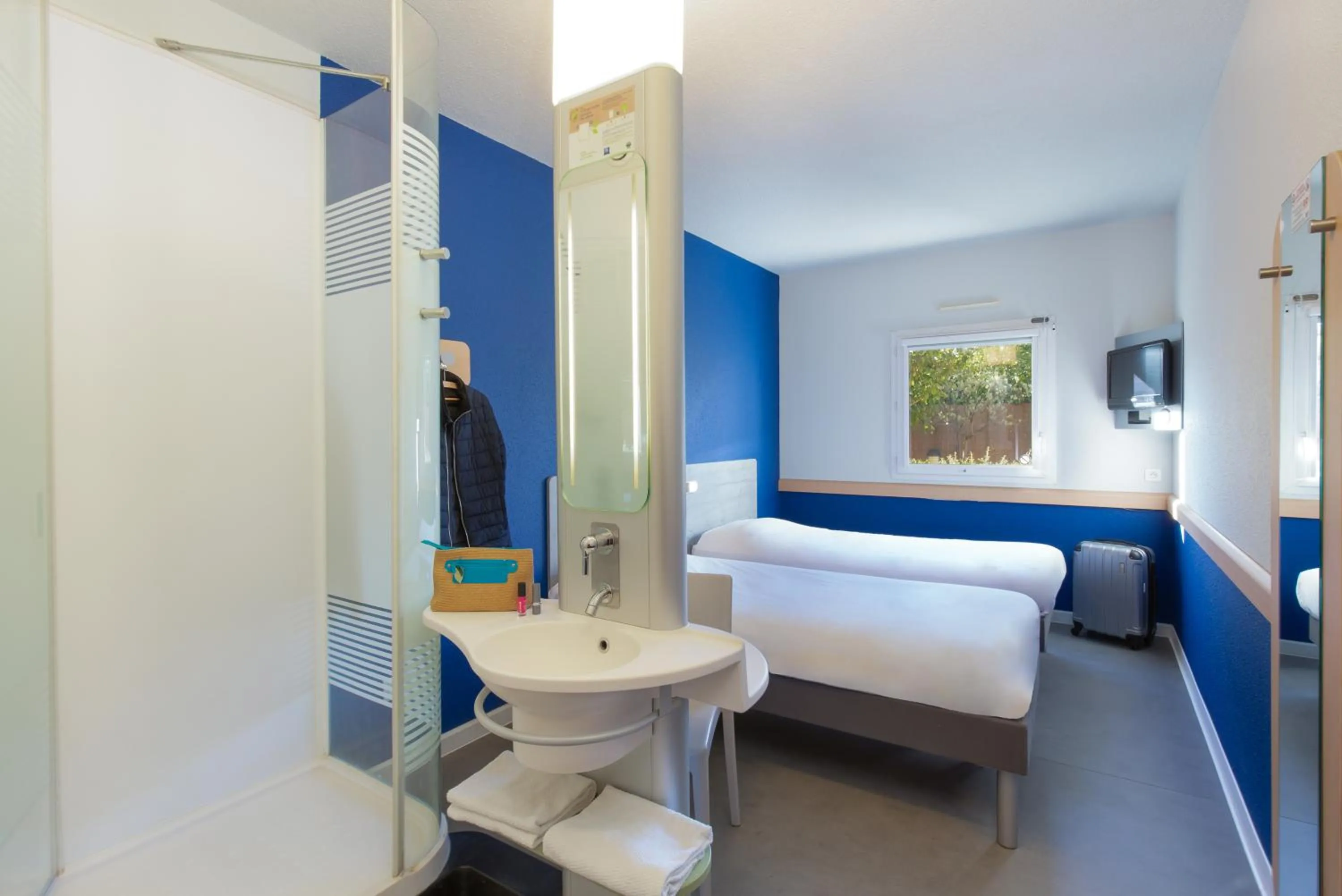 Toilet, Bed in ibis budget Saint-Maximin