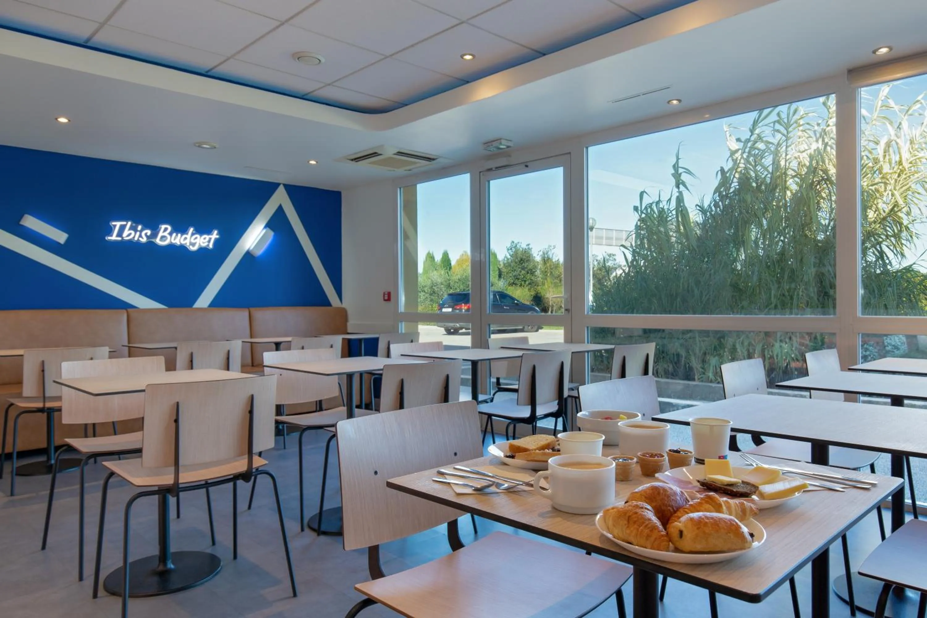 Property logo or sign in ibis budget Saint-Maximin