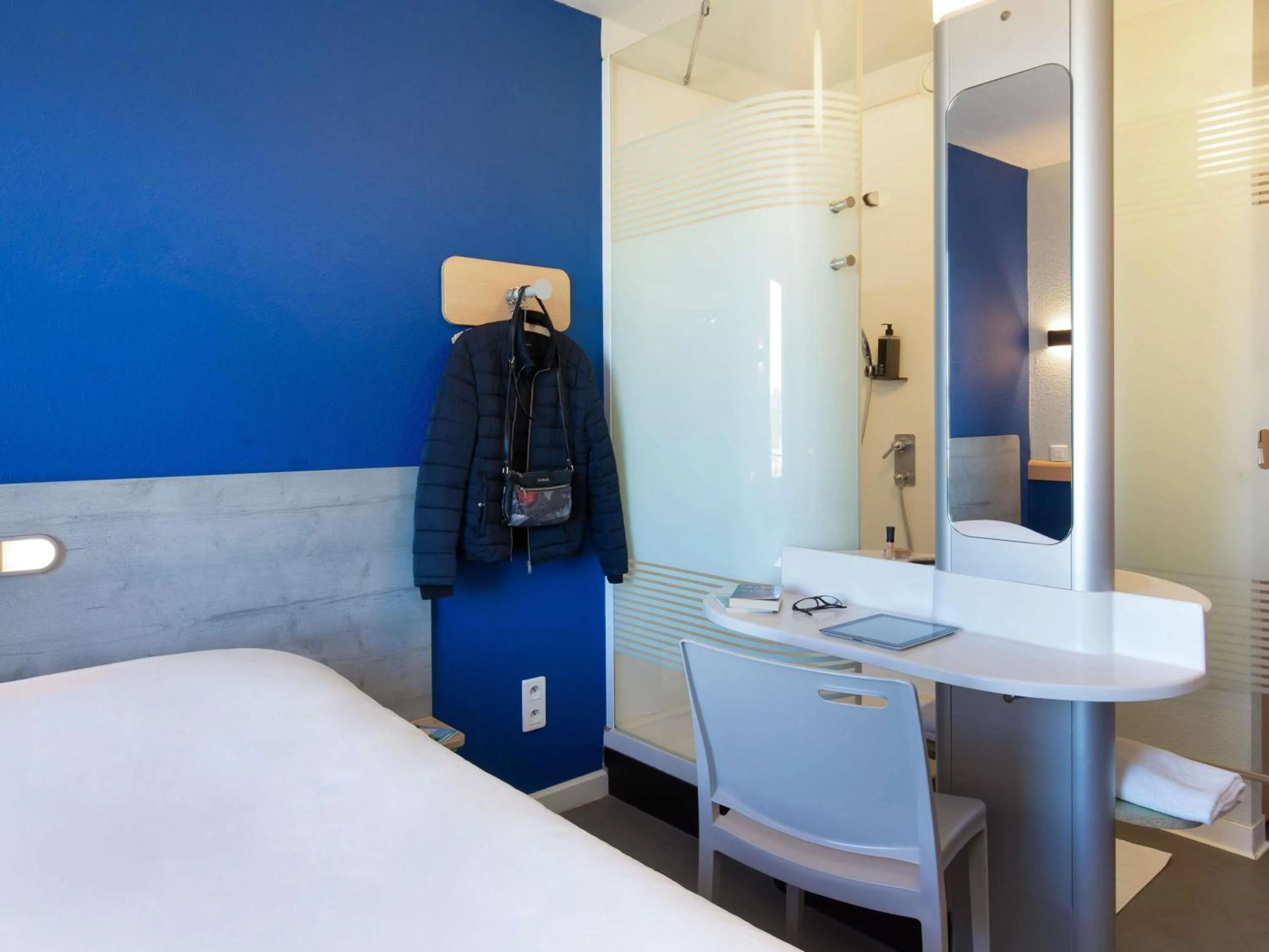 Bedroom, Bed in ibis budget Saint-Maximin