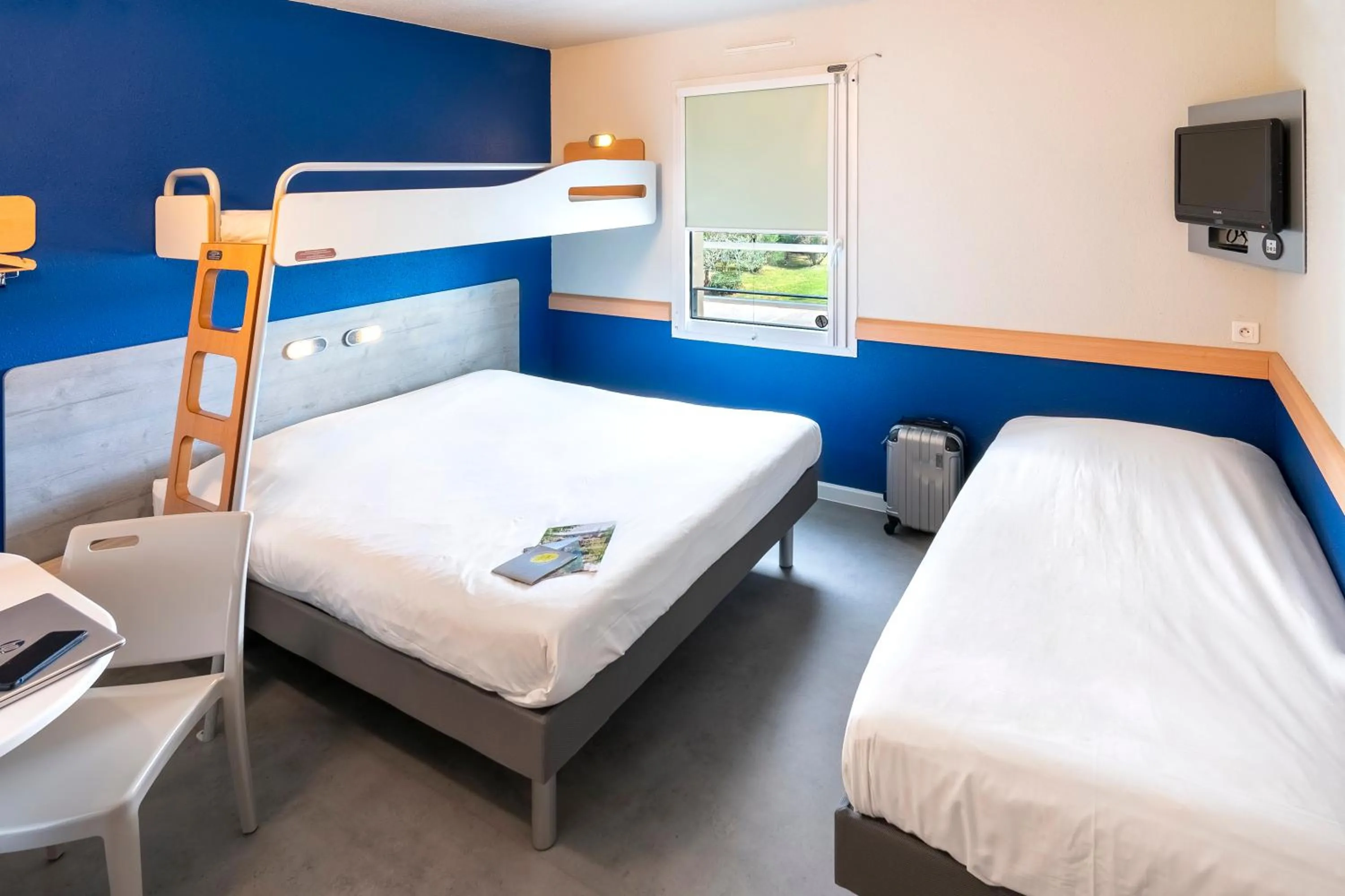 Shower, Bed in ibis budget Saint-Maximin