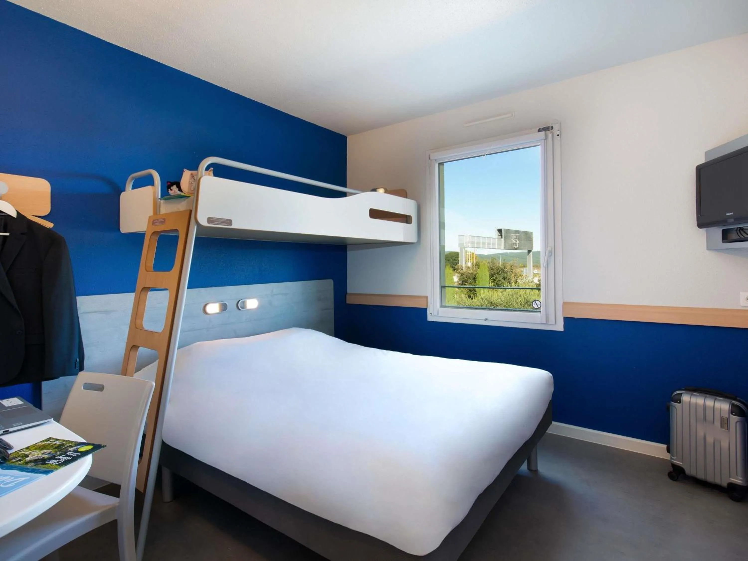 Property building, Bed in ibis budget Saint-Maximin