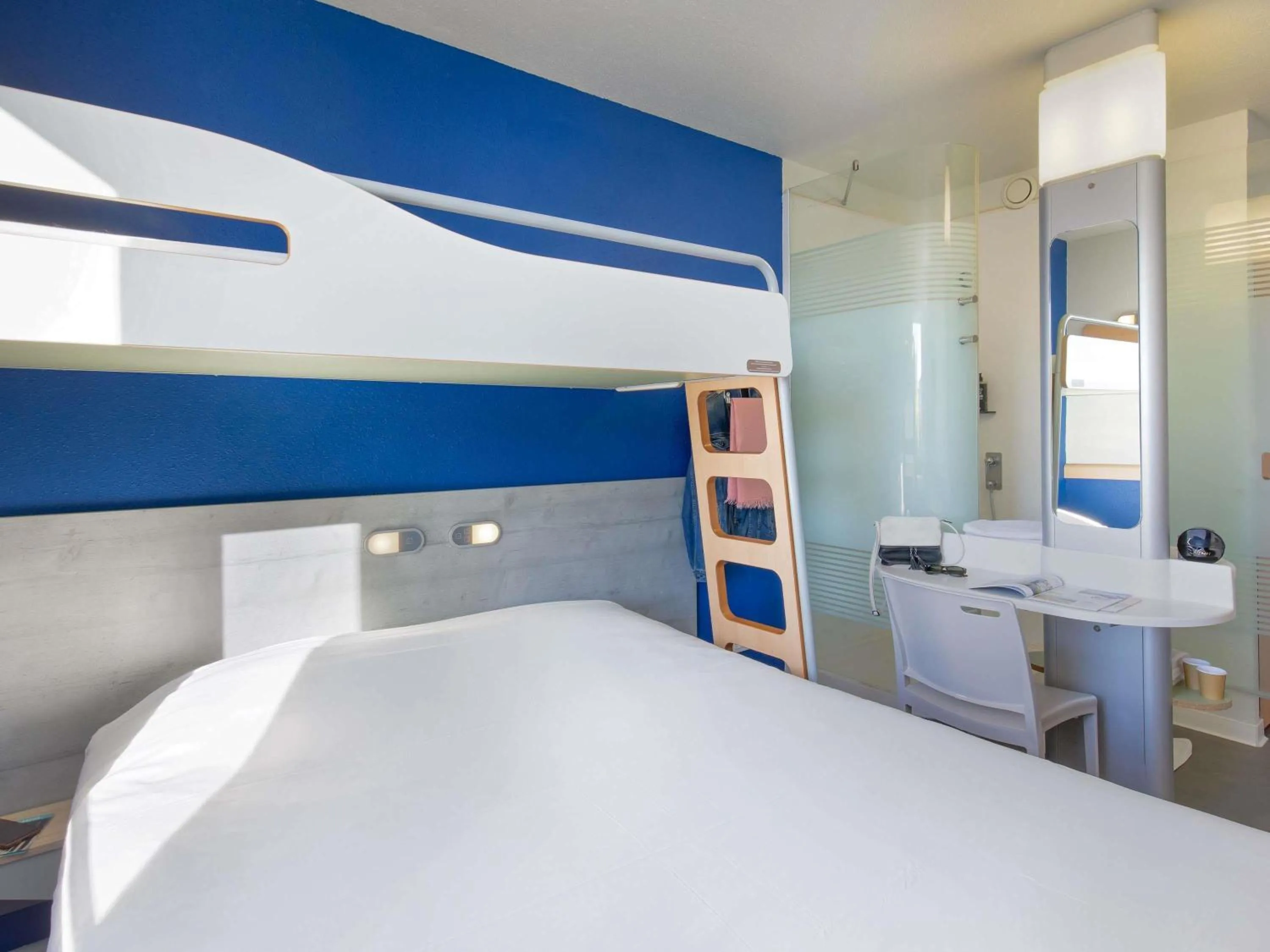 Bedroom, Bed in ibis budget Saint-Maximin