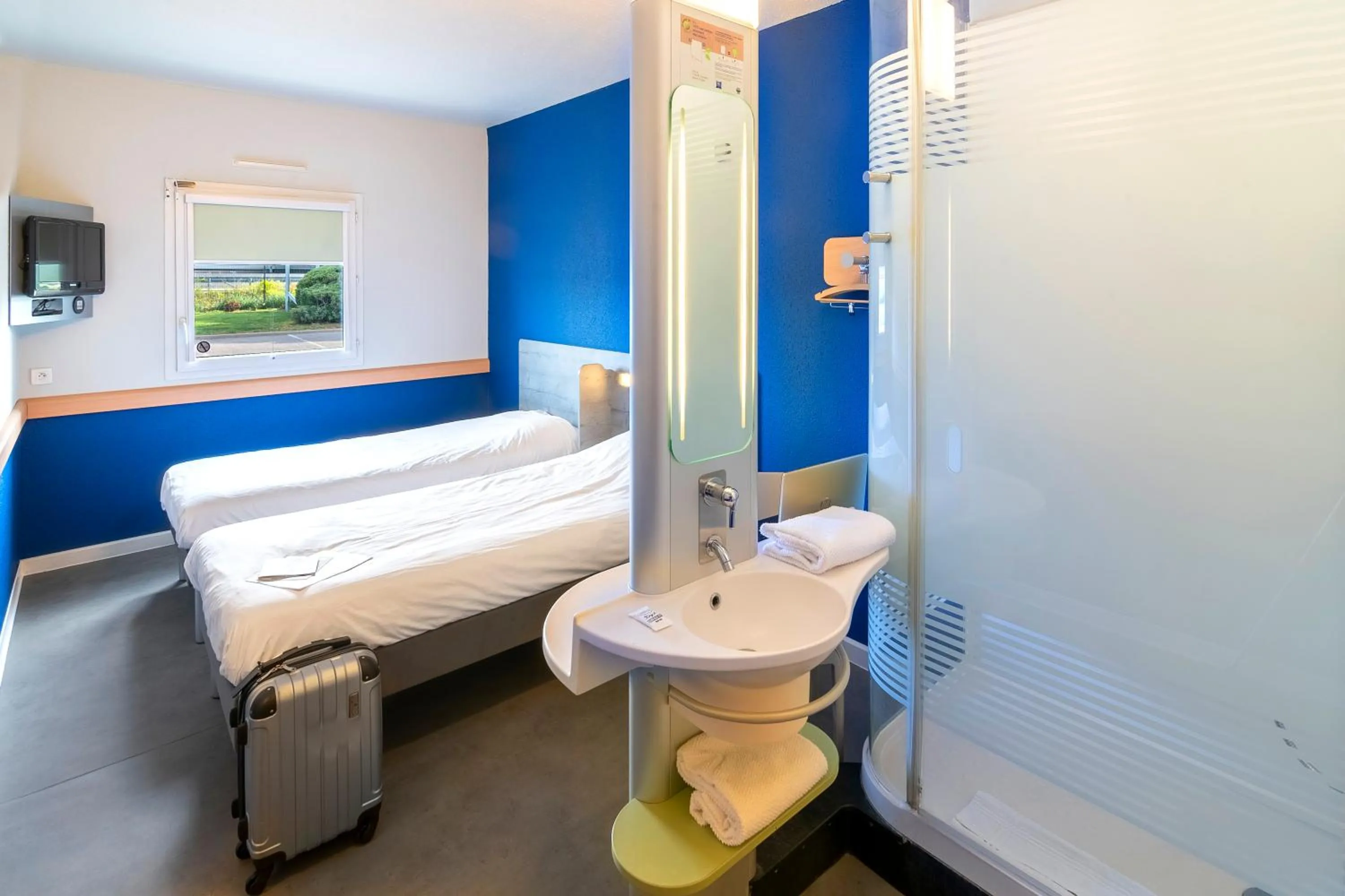 Toilet, Bed in ibis budget Saint-Maximin