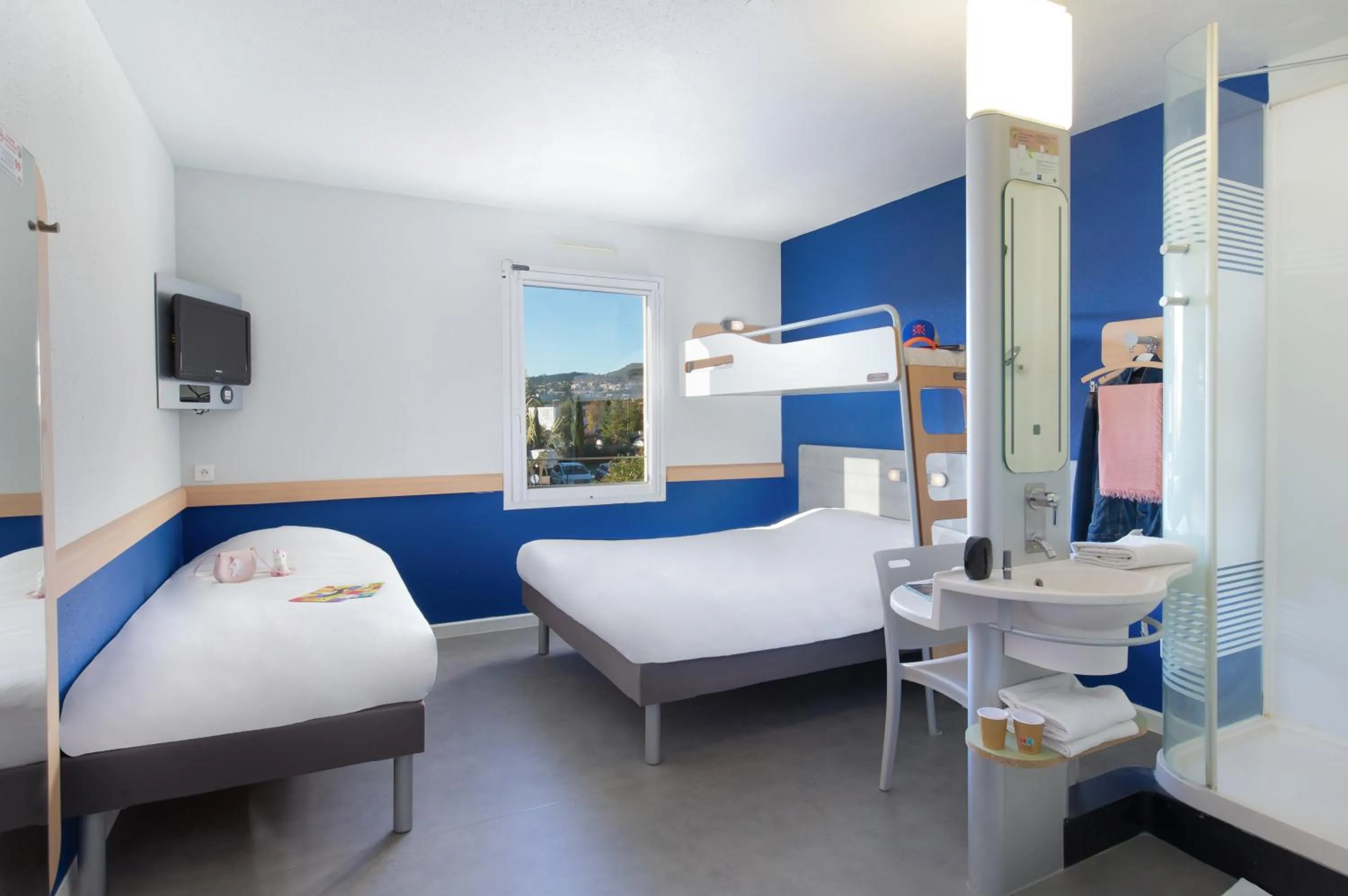 Toilet, Bed in ibis budget Saint-Maximin