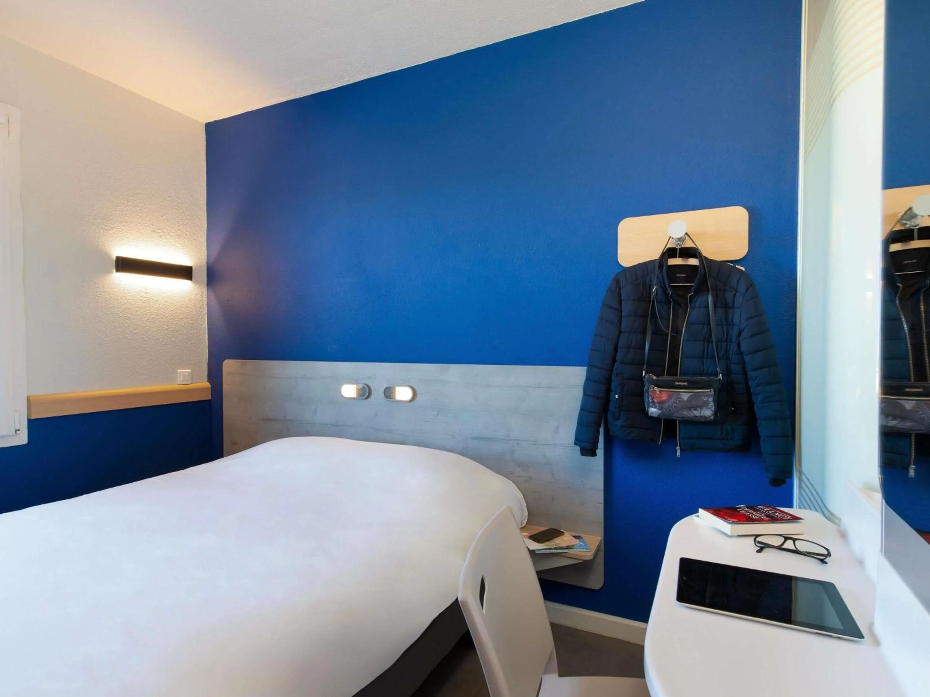 Bedroom, Bed in ibis budget Saint-Maximin