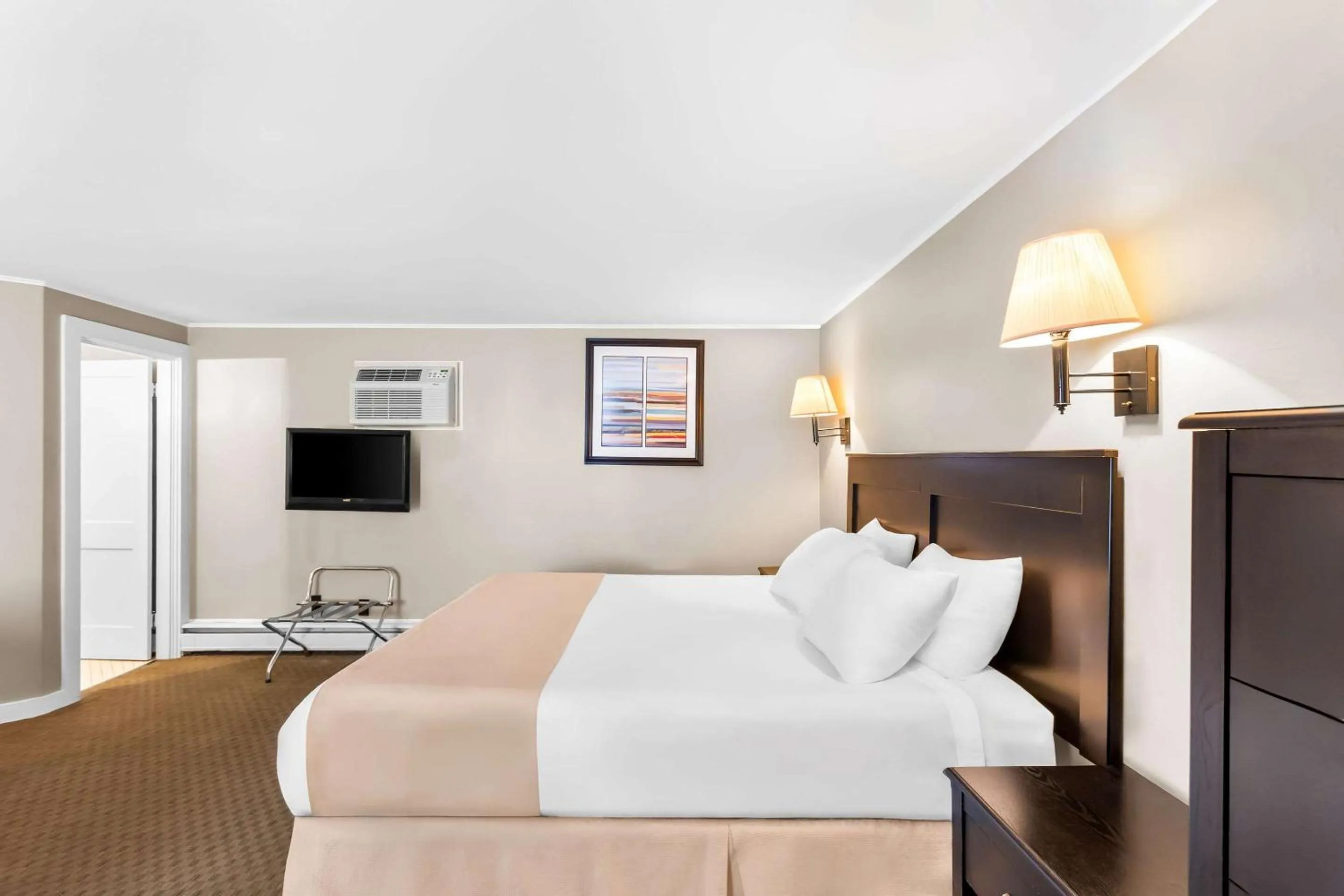 Bedroom, Bed in Rodeway Inn Gorham Riverside