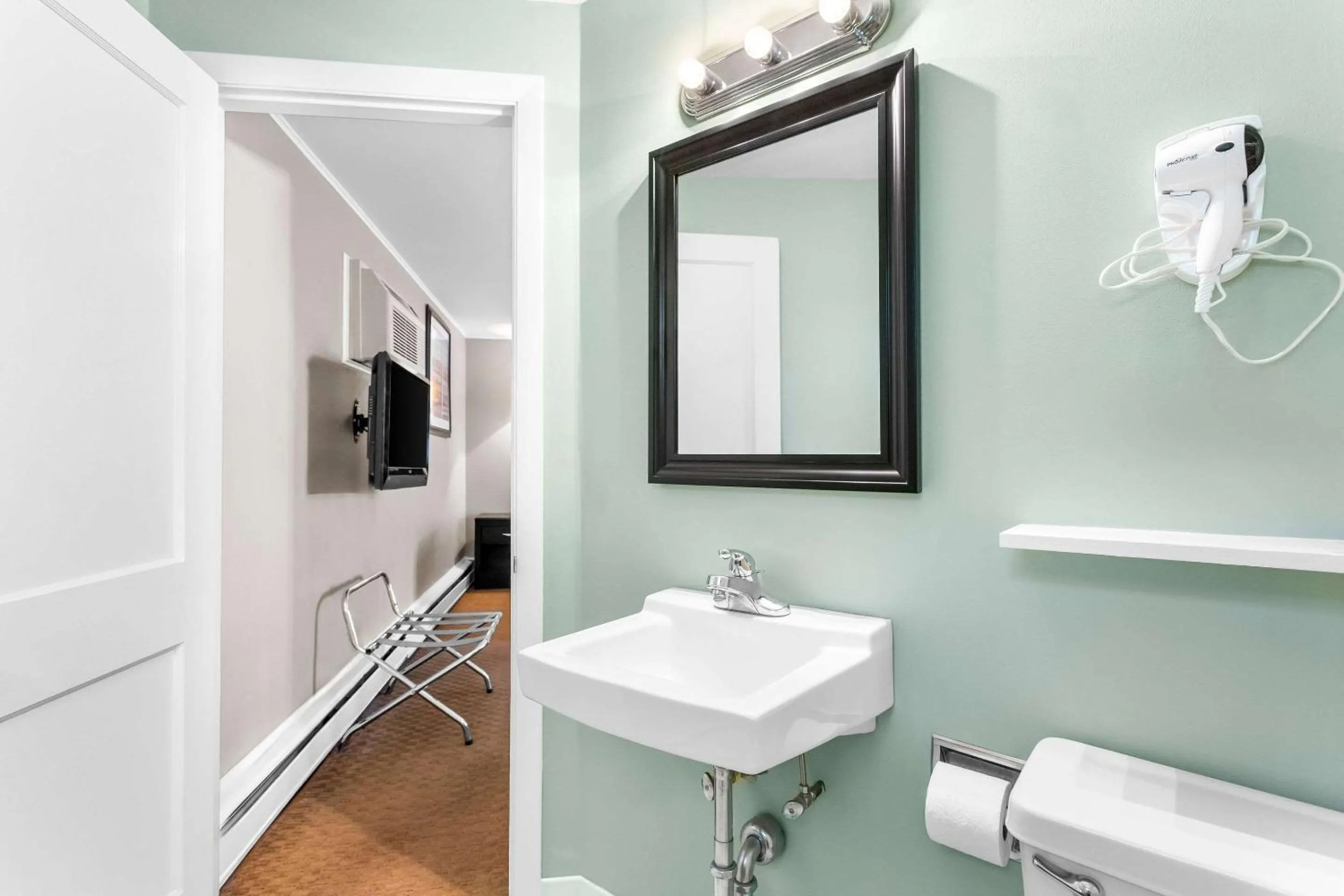 Bedroom in Rodeway Inn Gorham Riverside