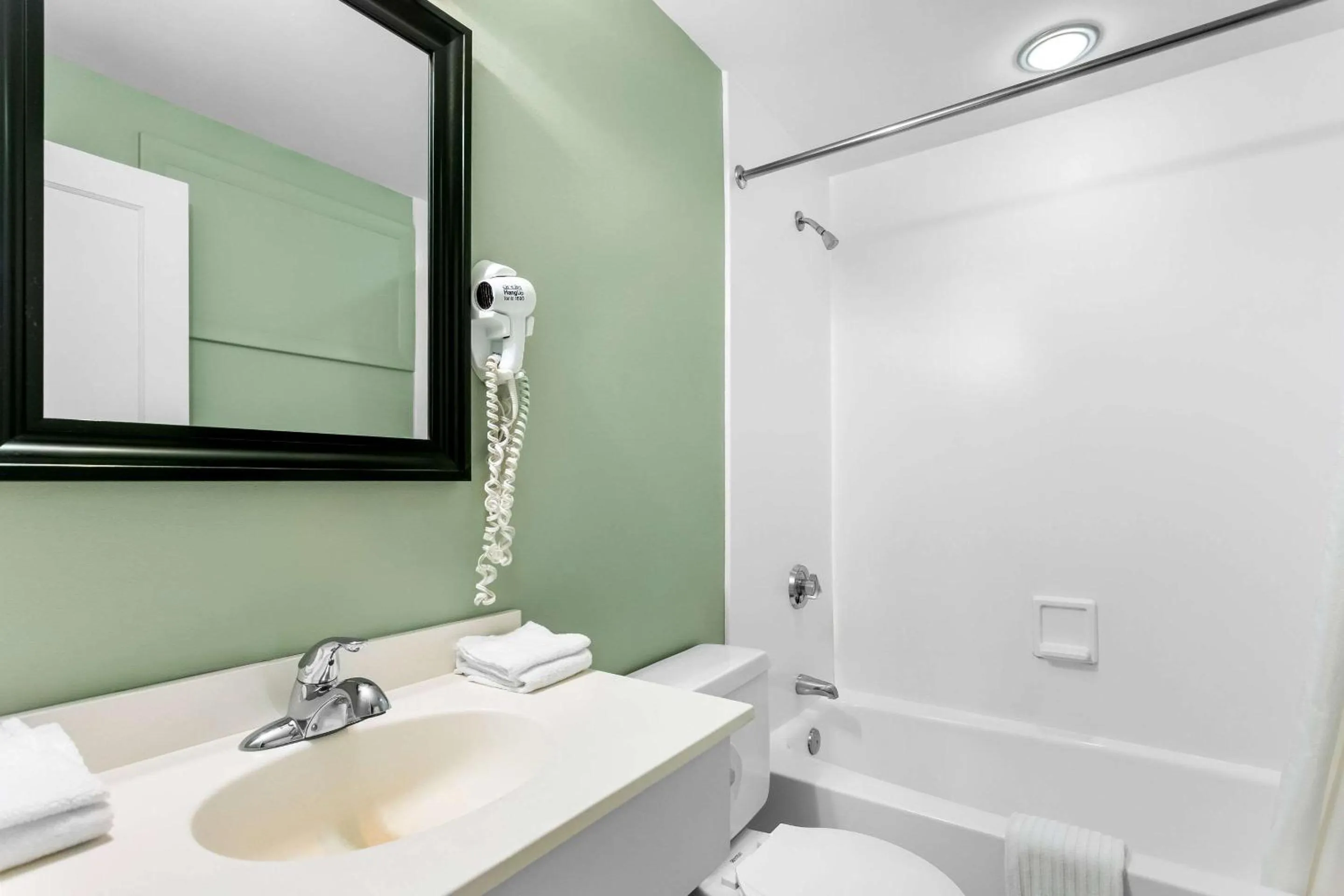 Bedroom in Rodeway Inn Gorham Riverside