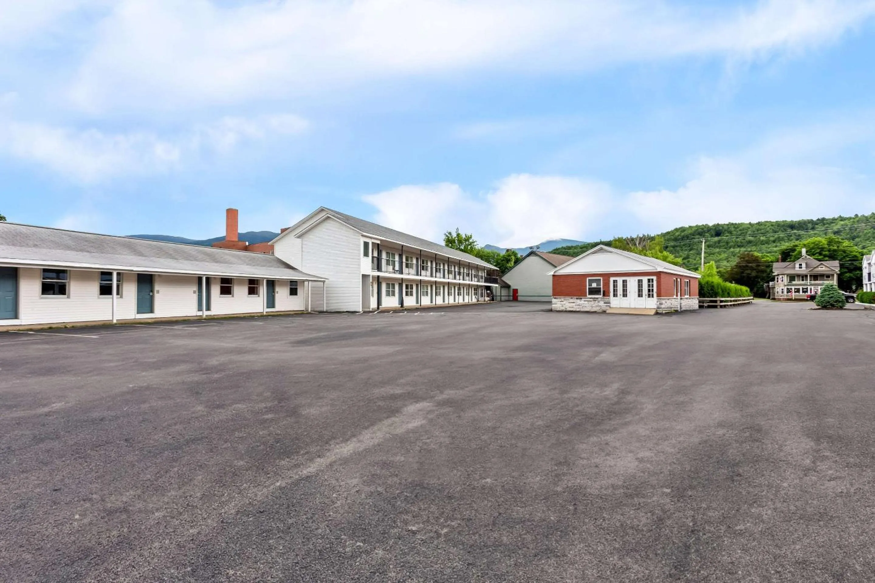 Property building in Rodeway Inn Gorham Riverside