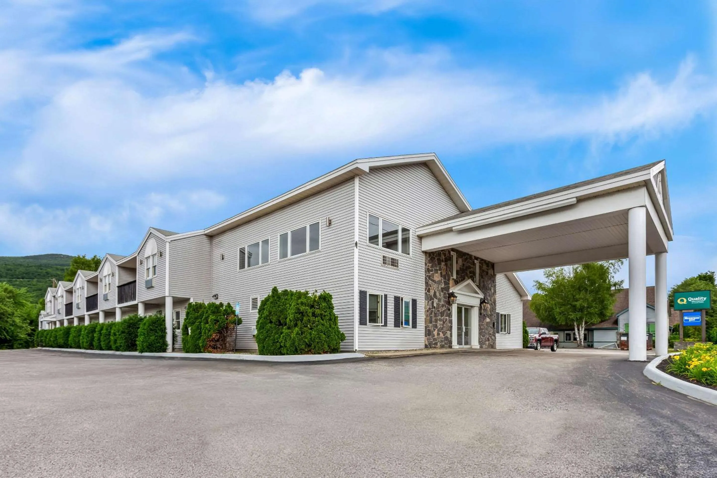 Property building in Rodeway Inn Gorham Riverside