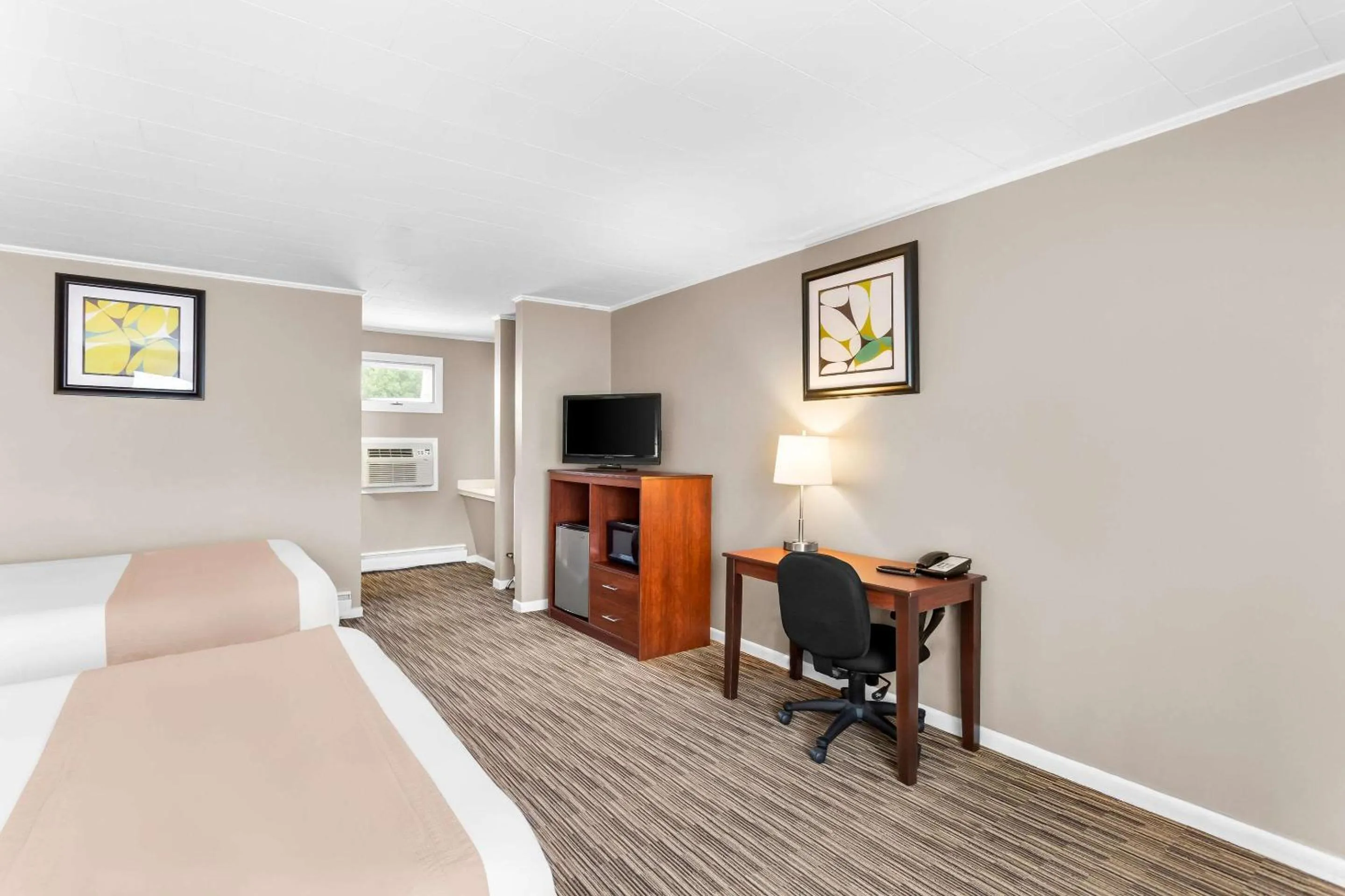 Bedroom, Bed in Rodeway Inn Gorham Riverside