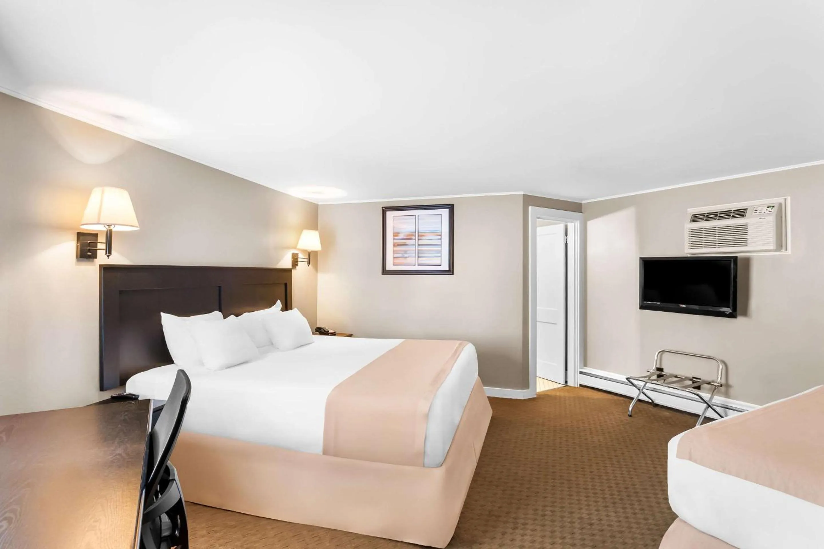 Bedroom, Bed in Rodeway Inn Gorham Riverside