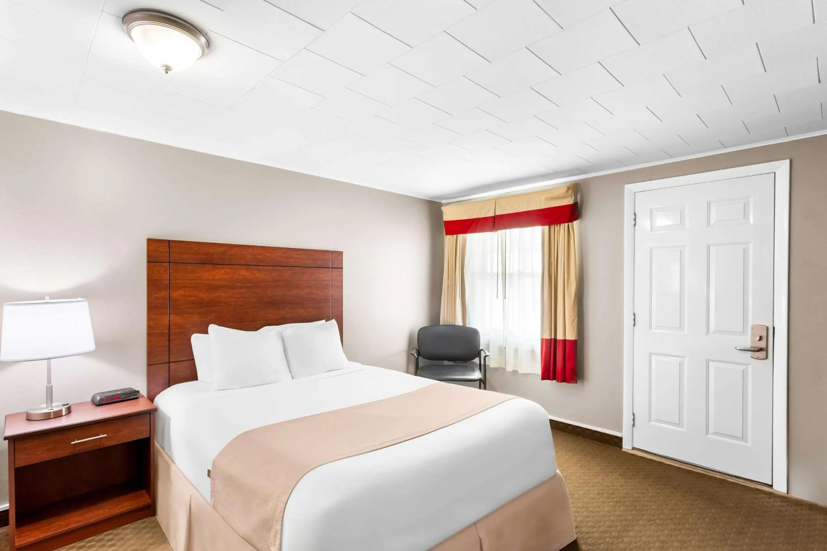 Bedroom, Bed in Rodeway Inn Gorham Riverside