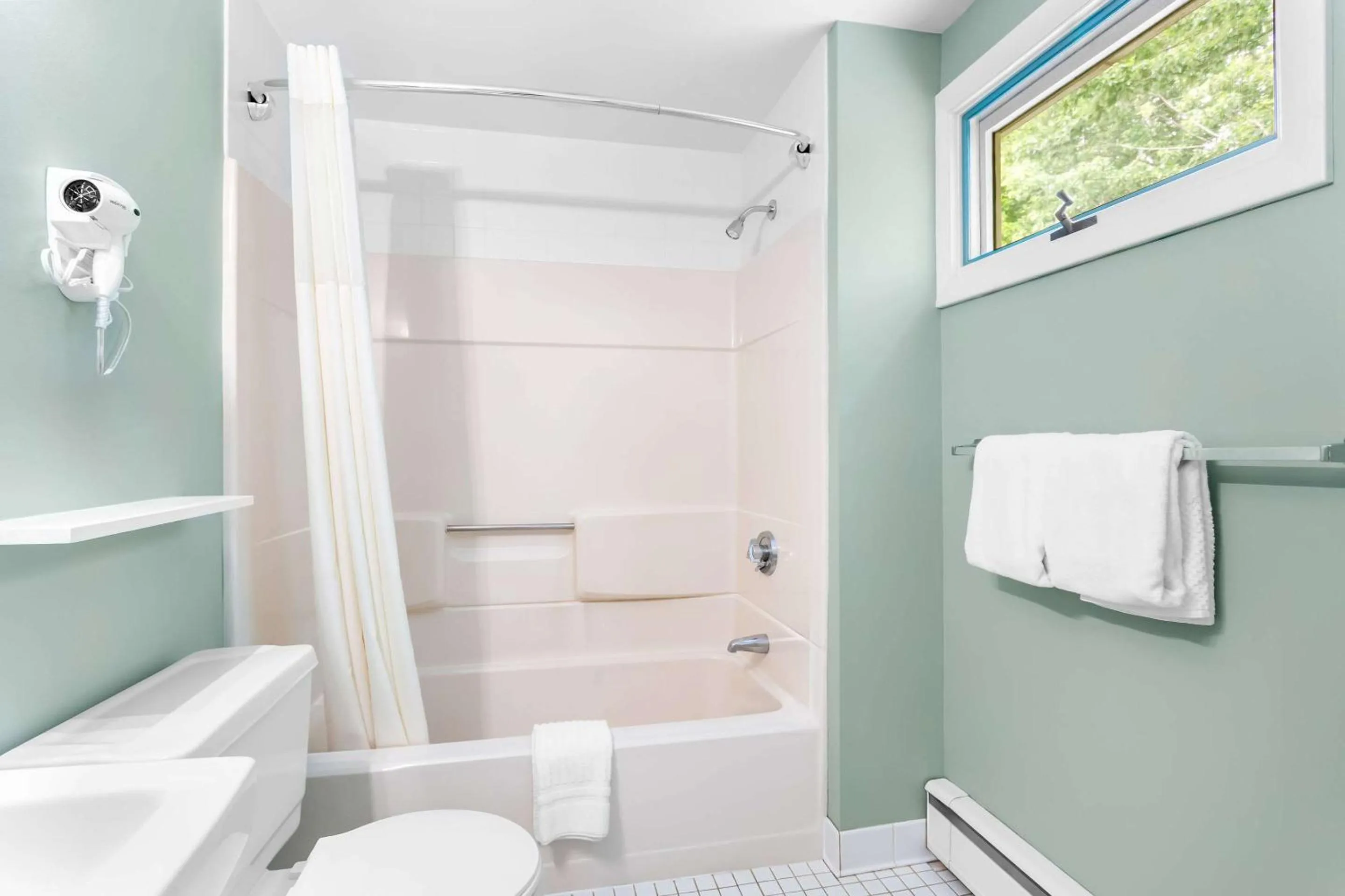 Bedroom in Rodeway Inn Gorham Riverside