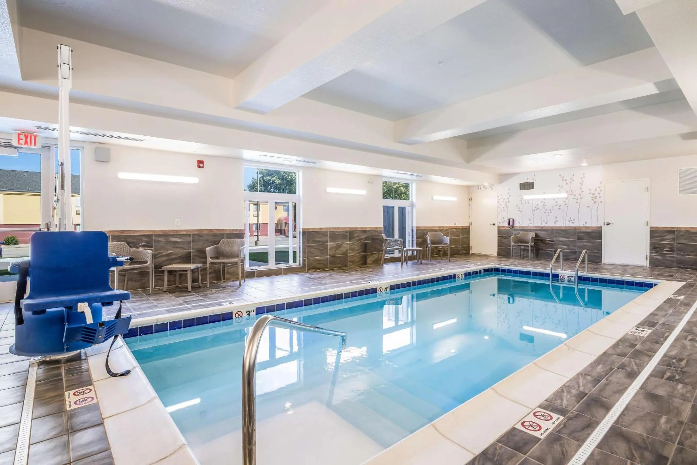 Swimming pool in Sleep Inn & Suites Park City-Wichita North