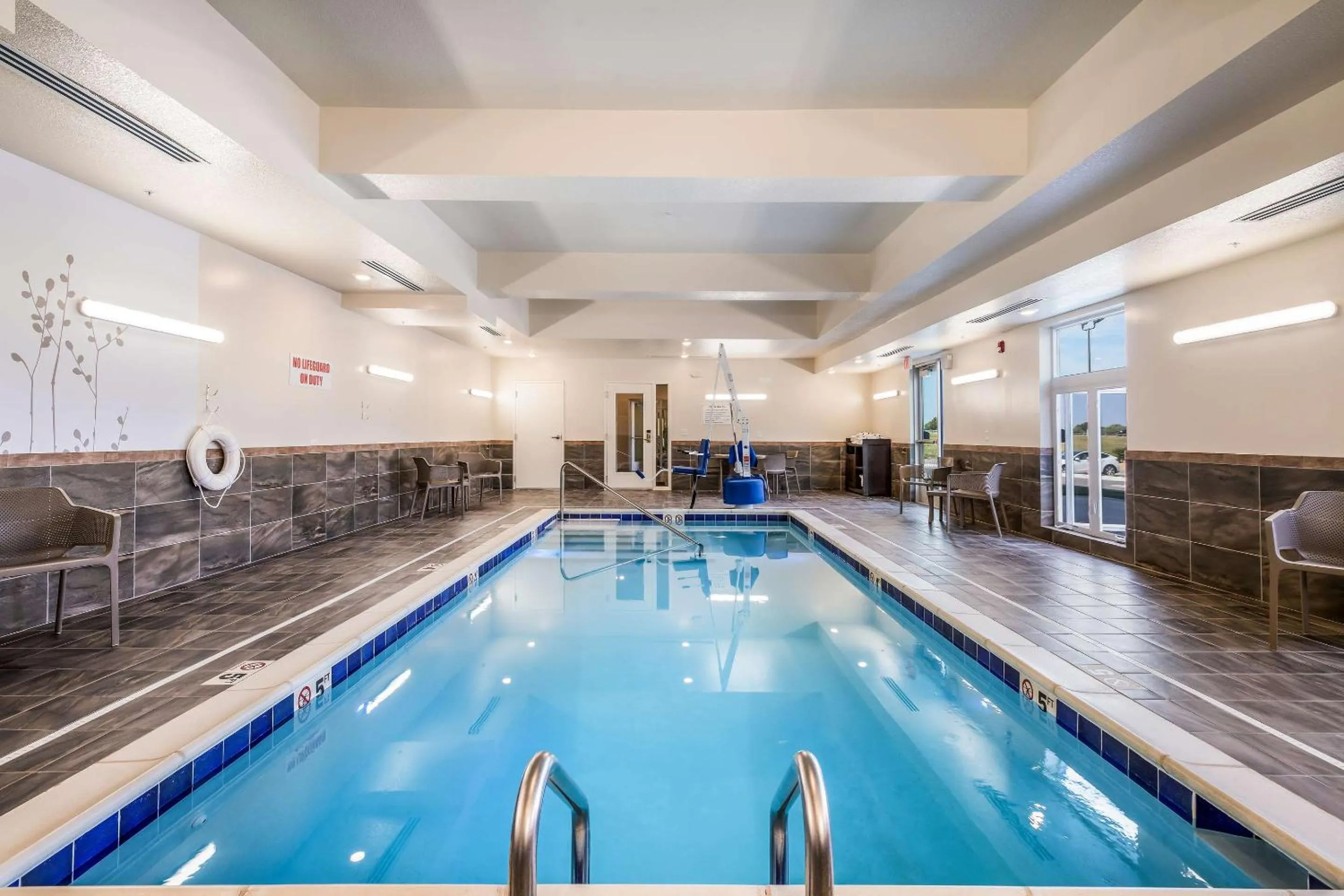 Swimming pool in Sleep Inn & Suites Park City-Wichita North