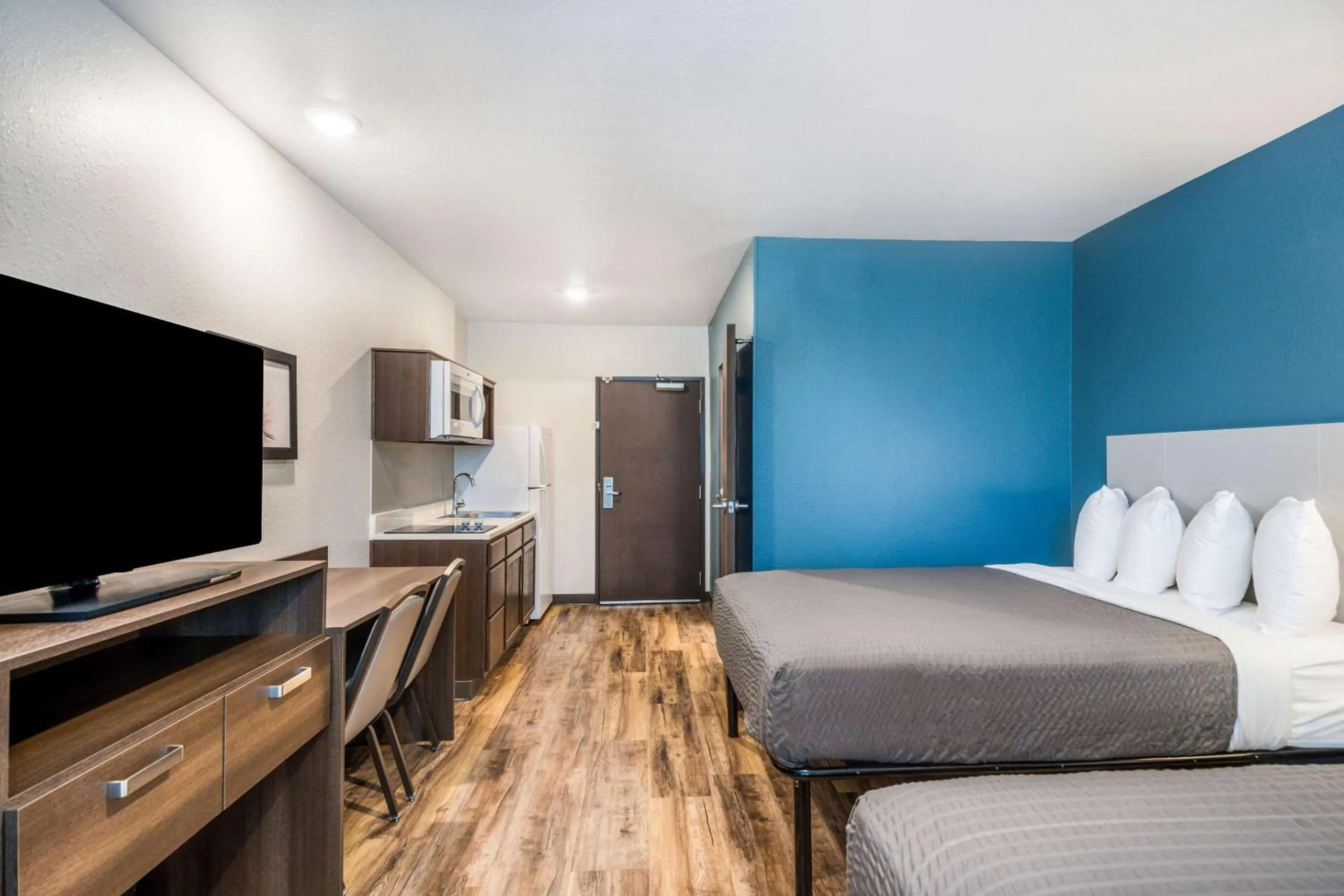 Photo of the whole room, Bed in WoodSpring Suites Bradenton