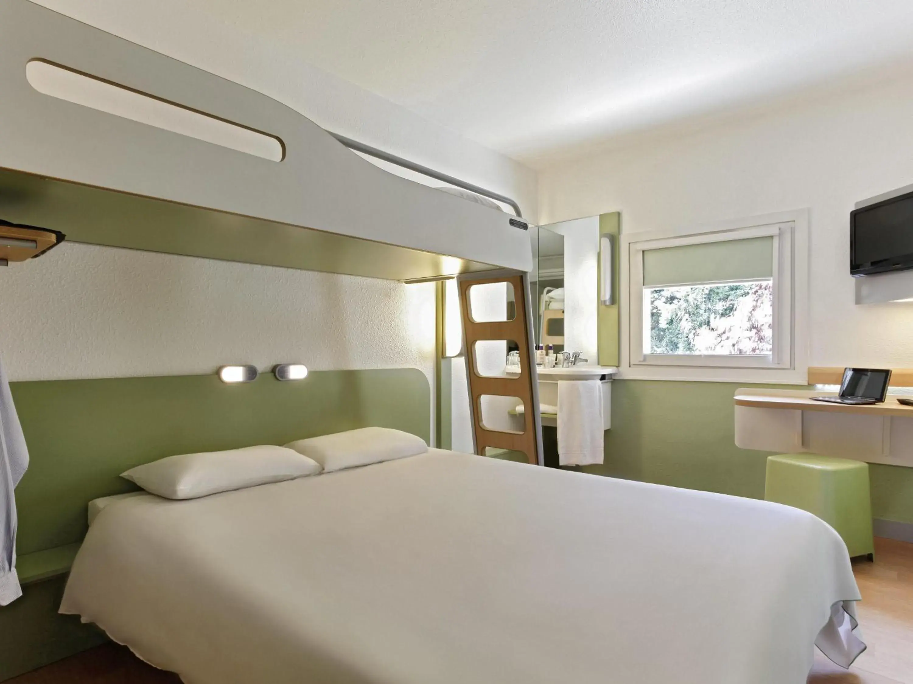 Standard Triple Room in IBIS Budget Aix en Provence Est Le Canet Standard Triple Room in IBIS Budget Aix en Provence Est Le Canet