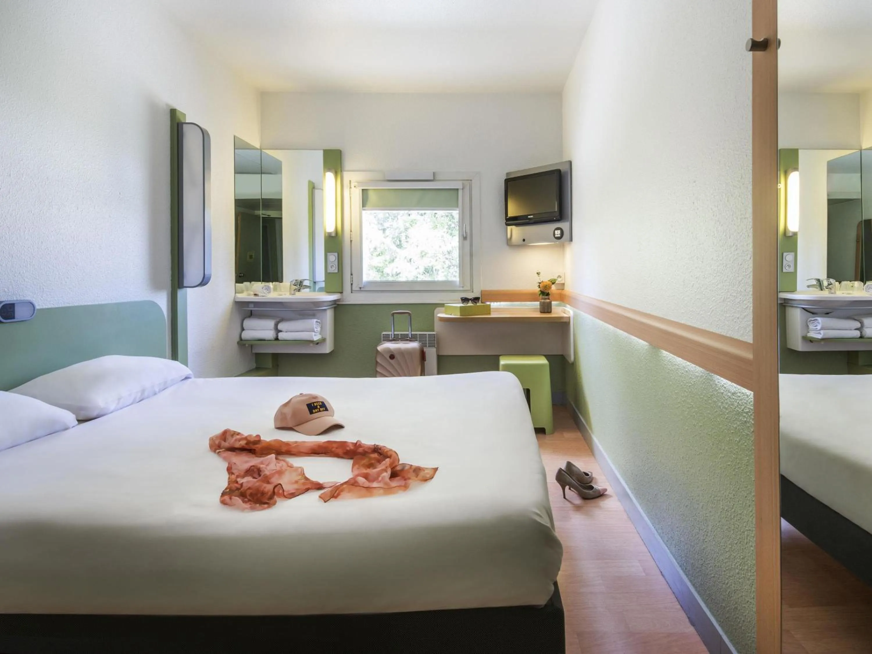 Bedroom, Bed in IBIS Budget Aix en Provence Est Le Canet