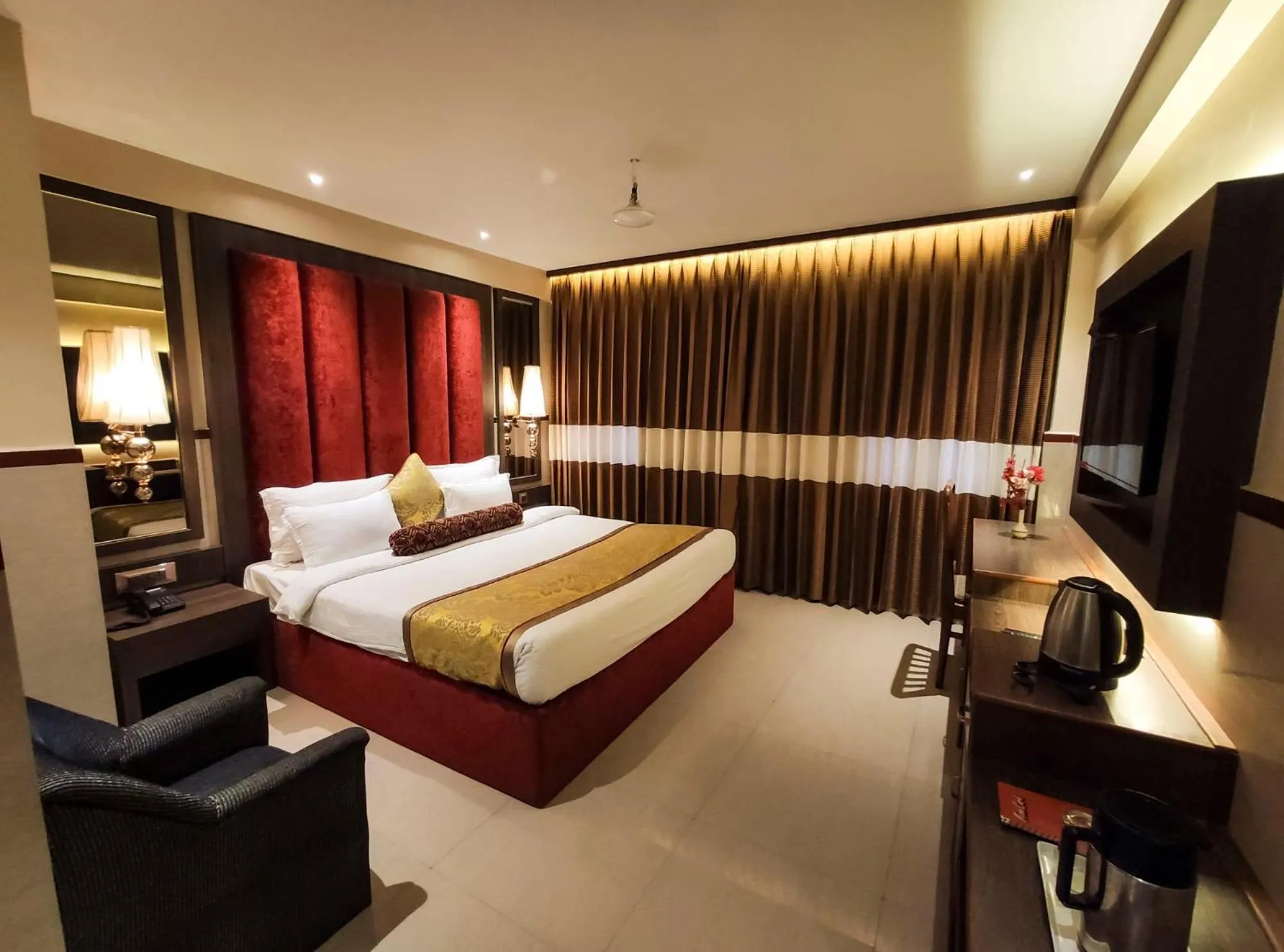 Bedroom, Bed in HOTEL MENAAL RESIDENCY