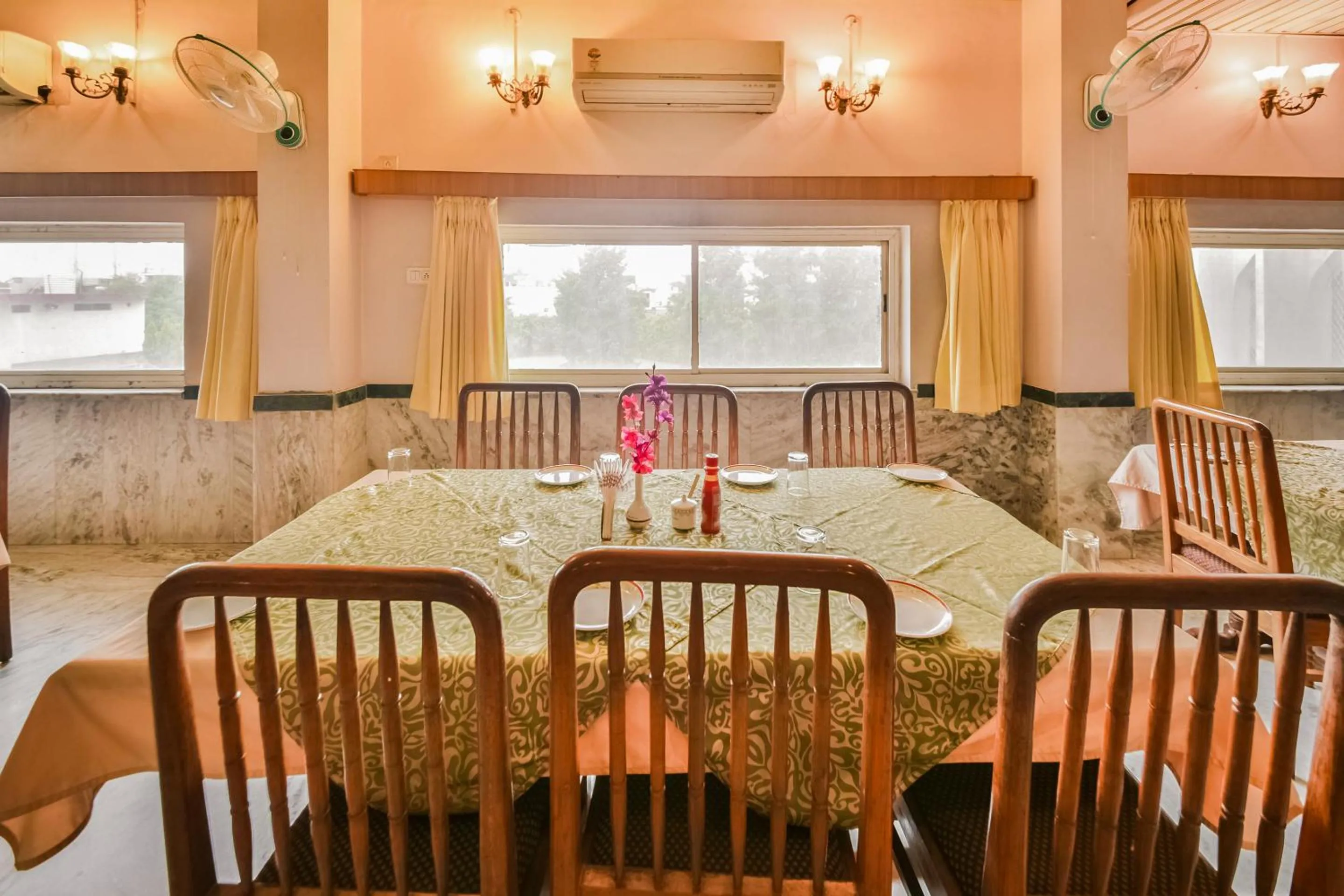 Restaurant/places to eat in HOTEL MENAAL RESIDENCY