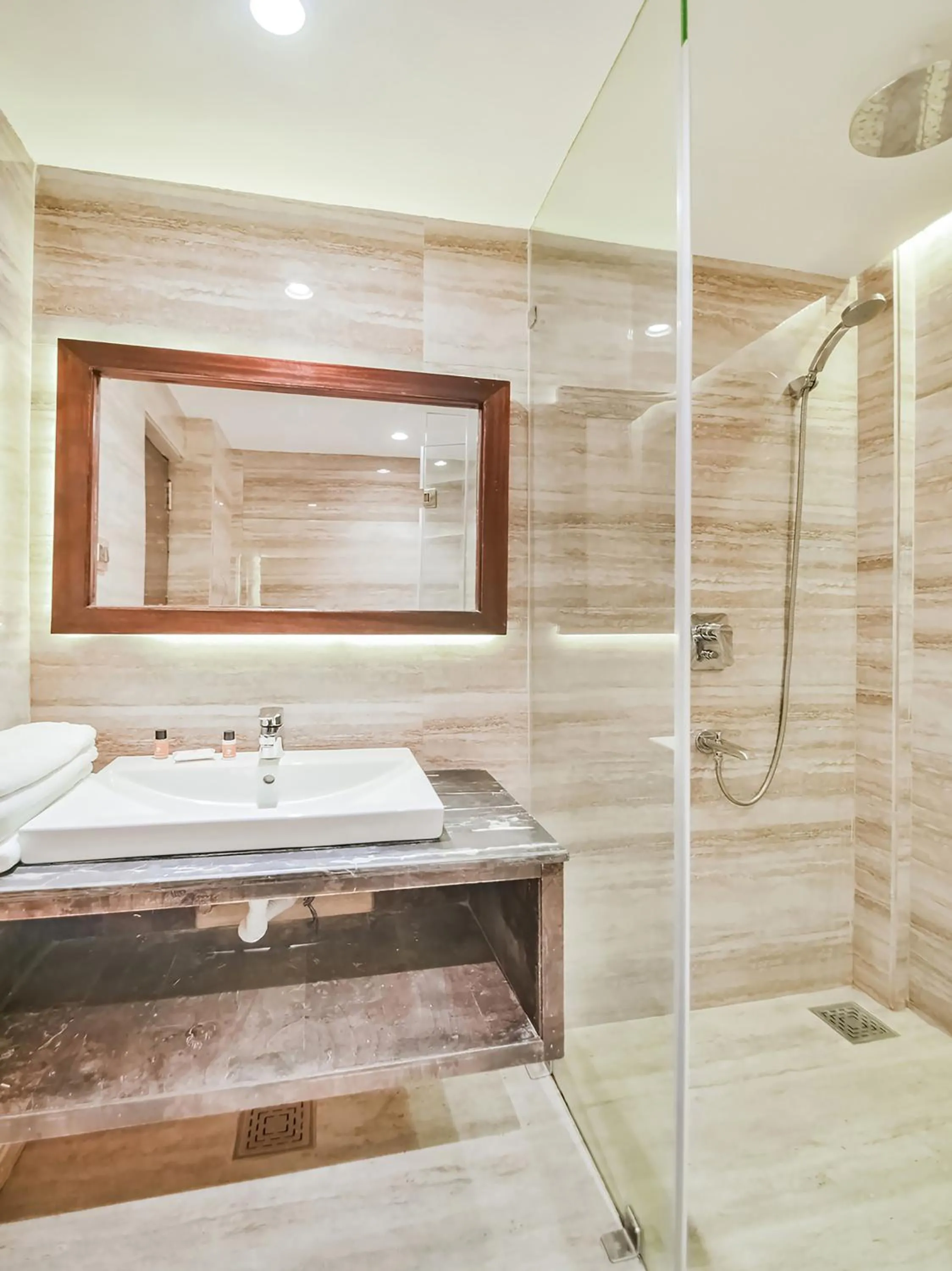 Shower in HOTEL MENAAL RESIDENCY
