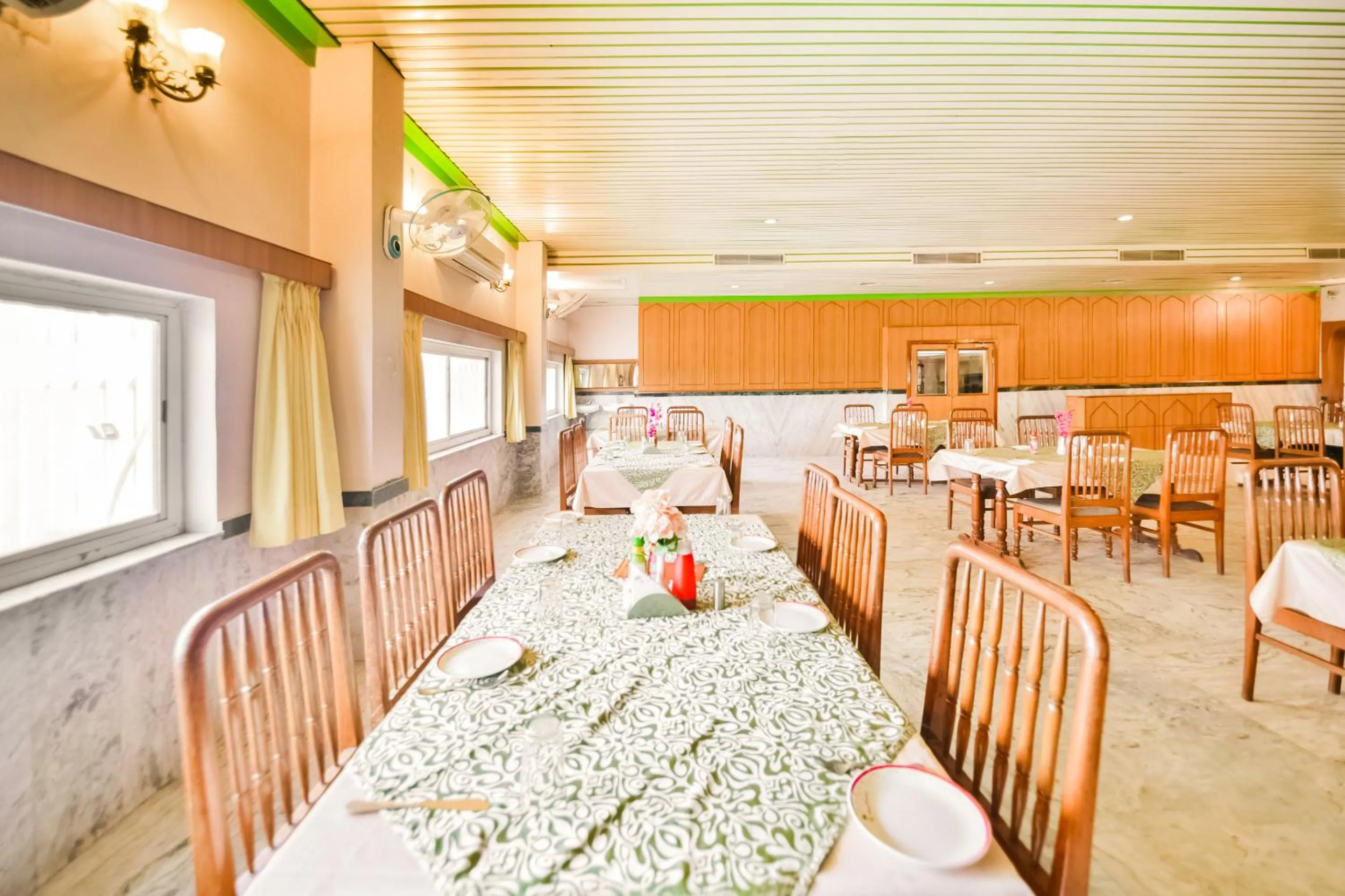 Restaurant/places to eat in HOTEL MENAAL RESIDENCY
