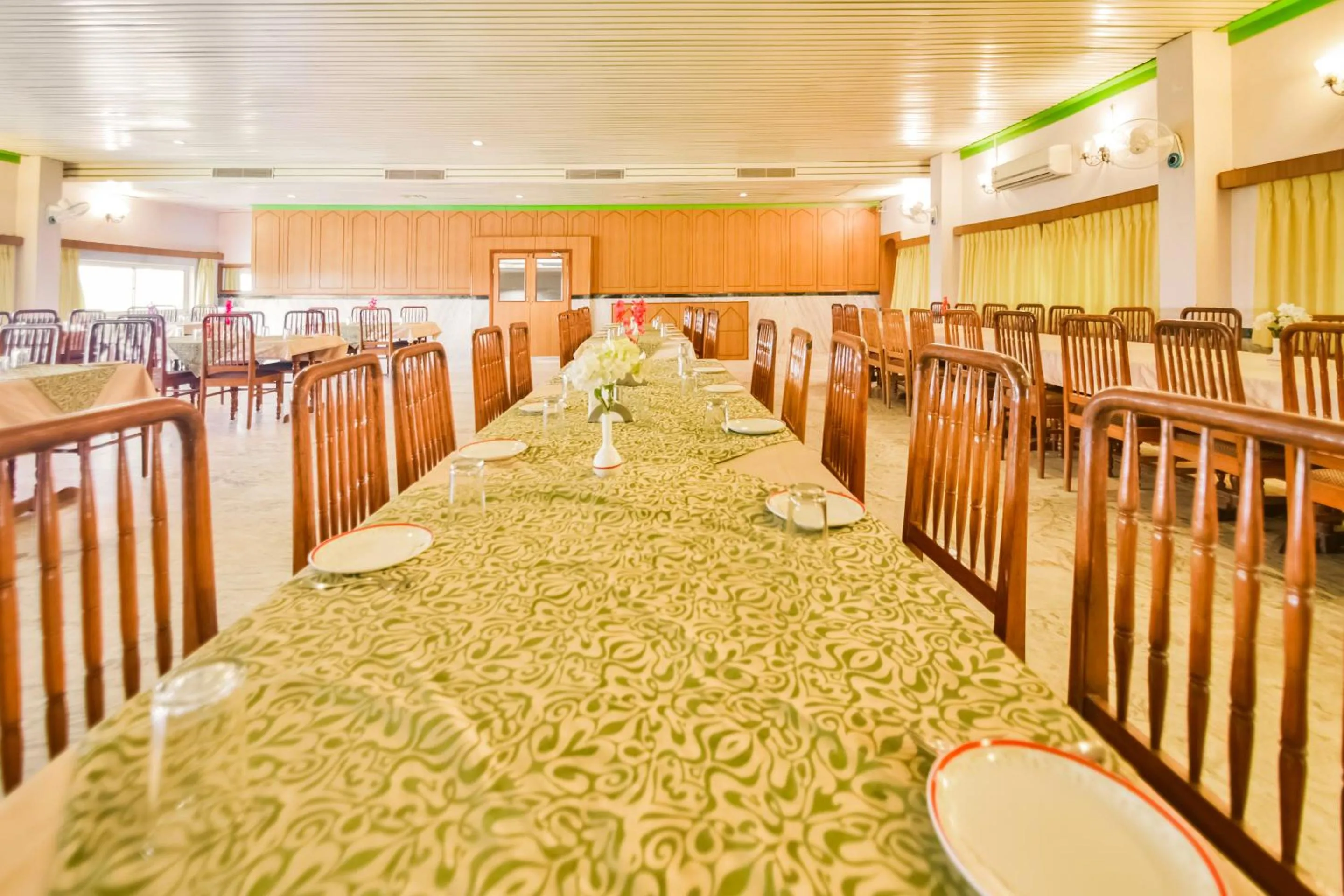 Restaurant/places to eat in HOTEL MENAAL RESIDENCY