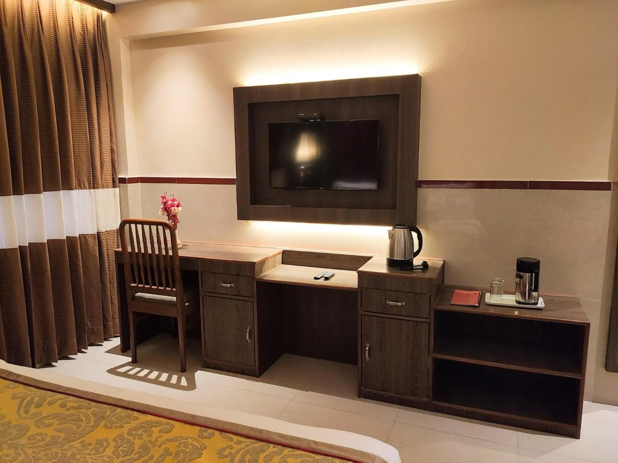 TV and multimedia in HOTEL MENAAL RESIDENCY
