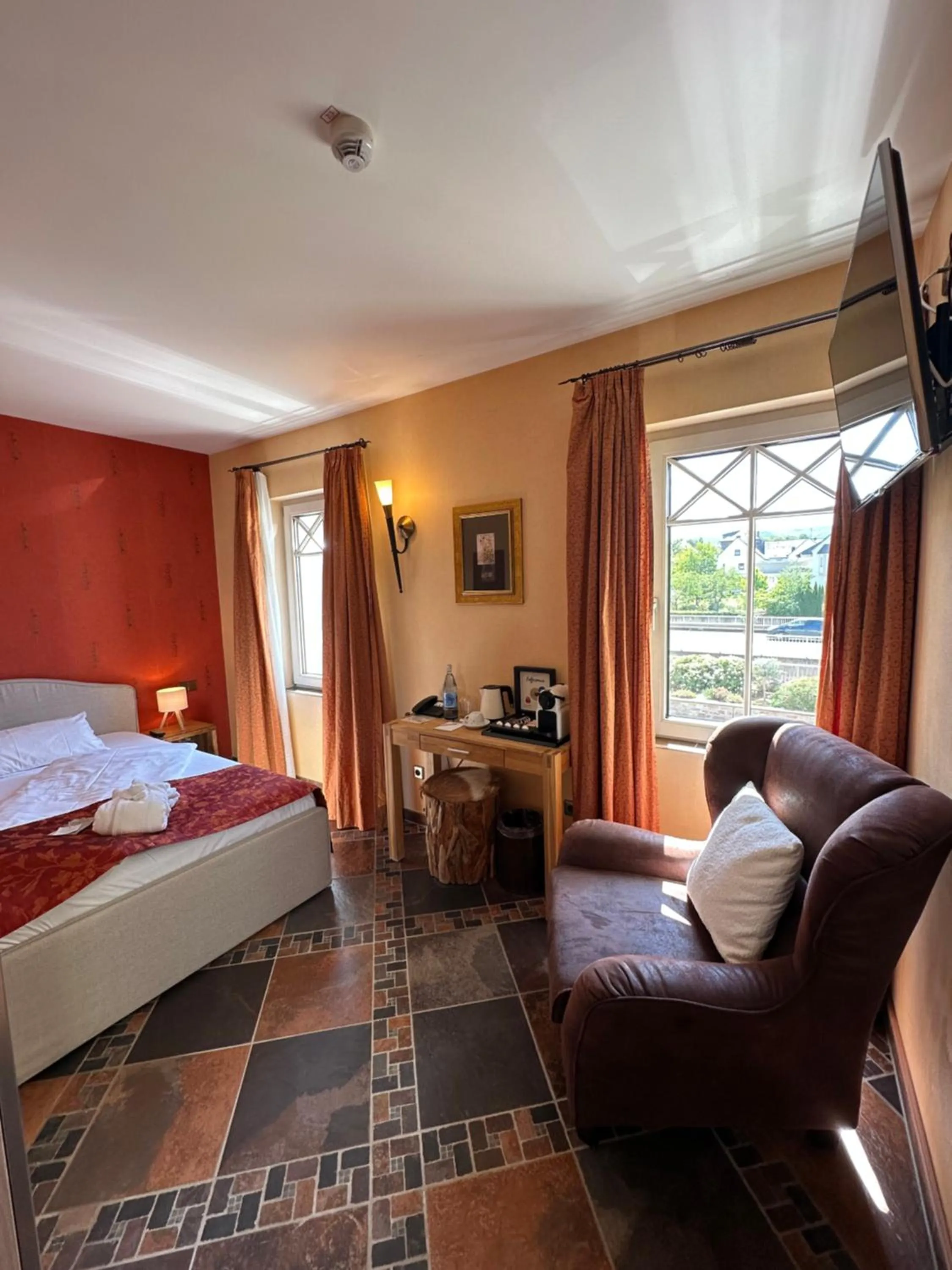 Photo of the whole room, Bed in Hotel Weisser Bär