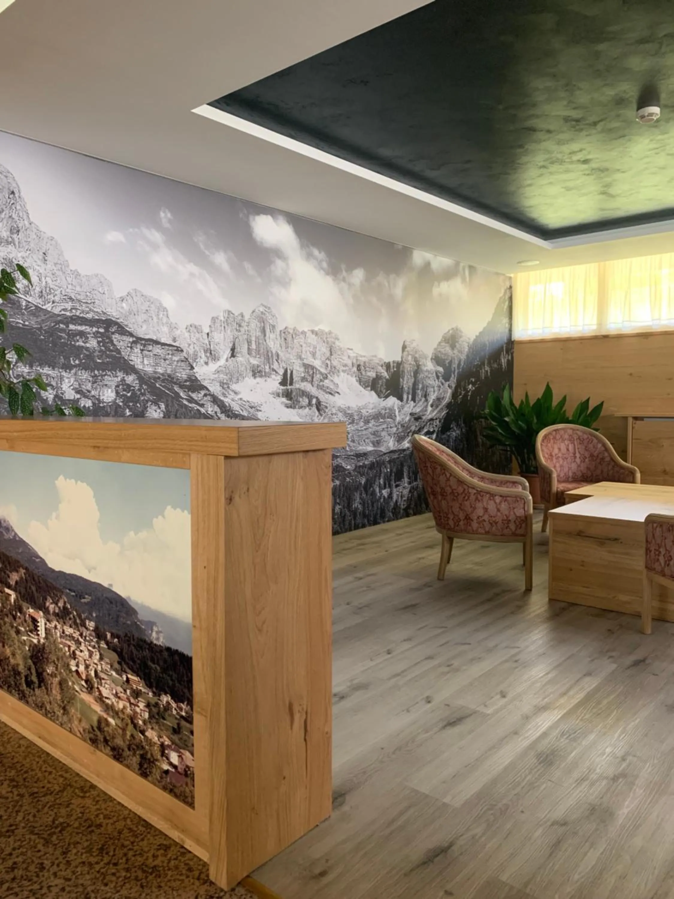 Communal lounge/ TV room in Beohotel