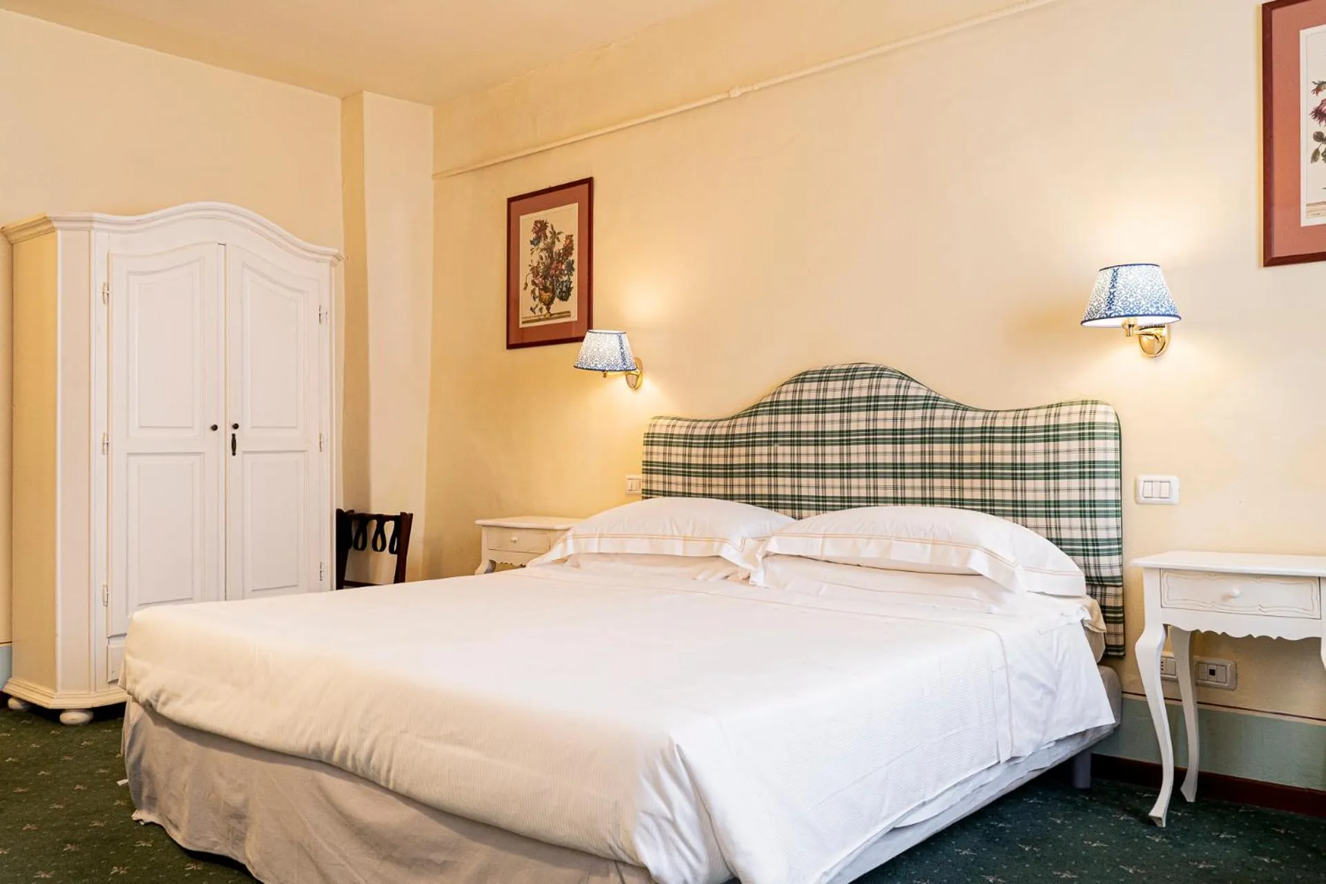 Bed in Casa Uffizi XIII Century Tower House Boutique Hotel