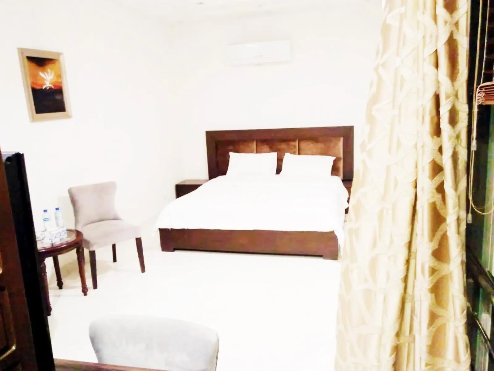 Photo of the whole room, Bed in Jade Dragon Hotel DHA Lahore