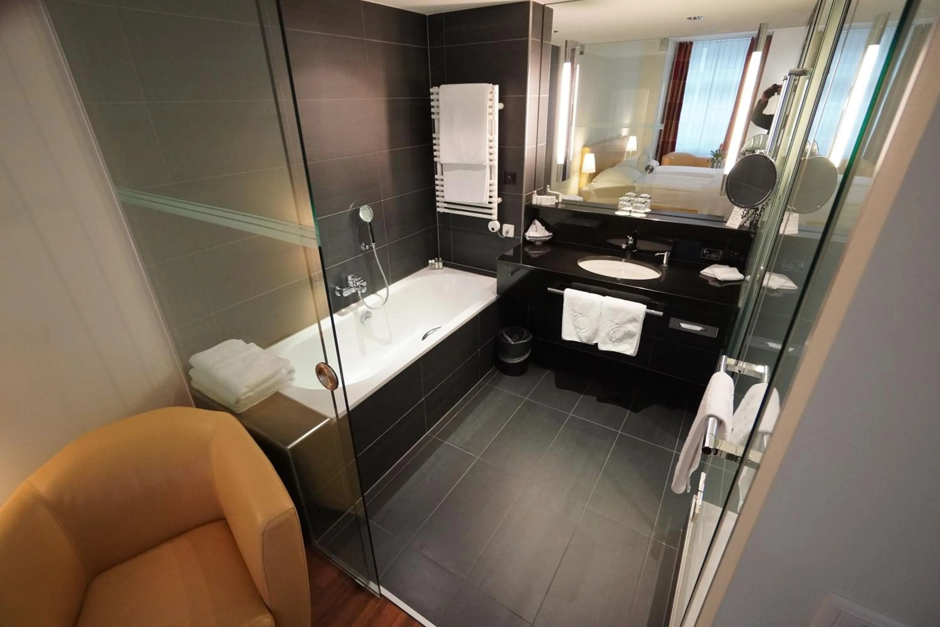 Bathroom, Bed in Hotel Glockenhof Zürich