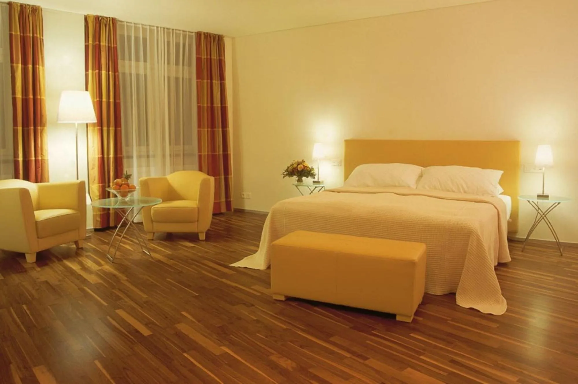 Photo of the whole room, Bed in Hotel Glockenhof Zürich