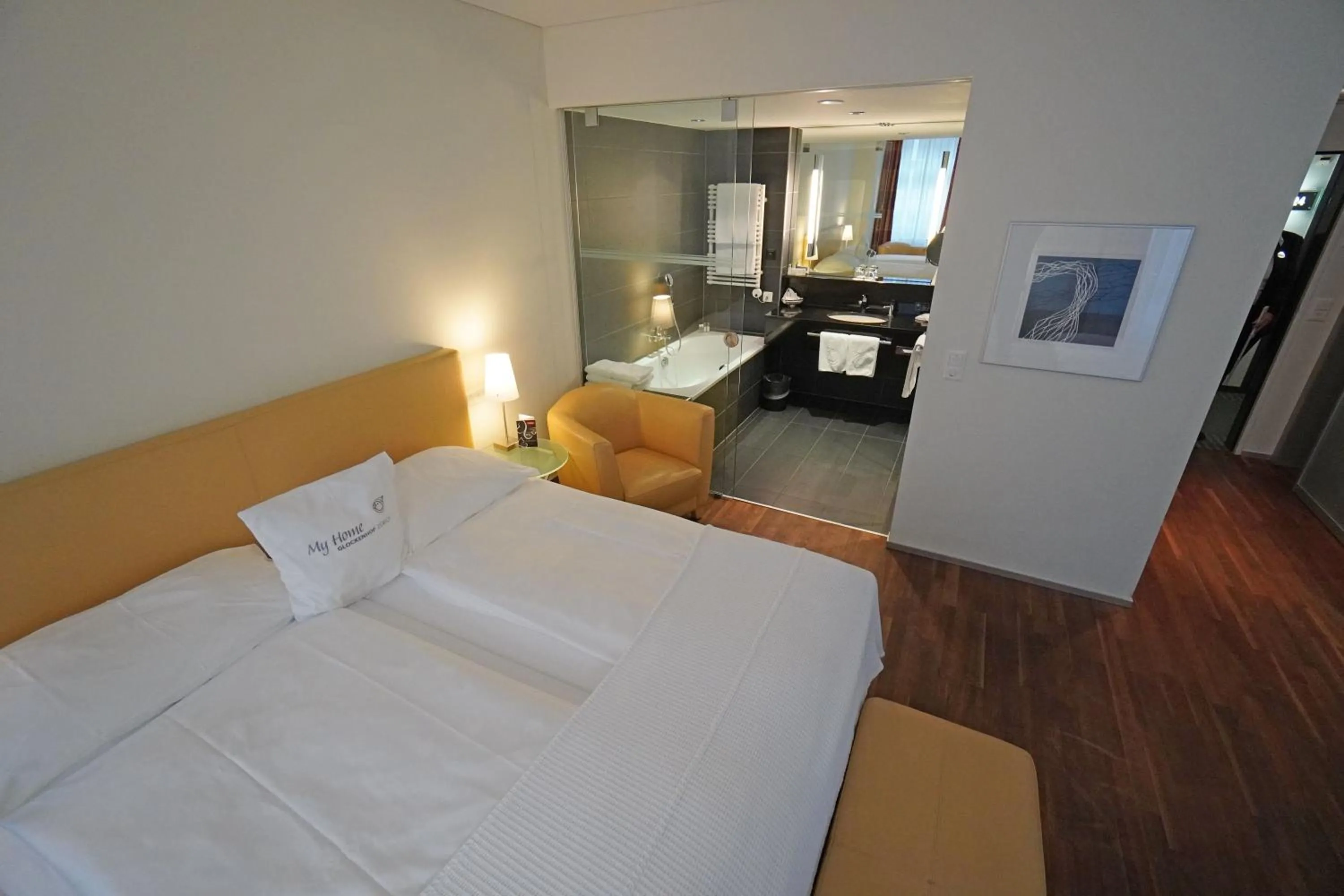 Photo of the whole room, Bed in Hotel Glockenhof Zürich