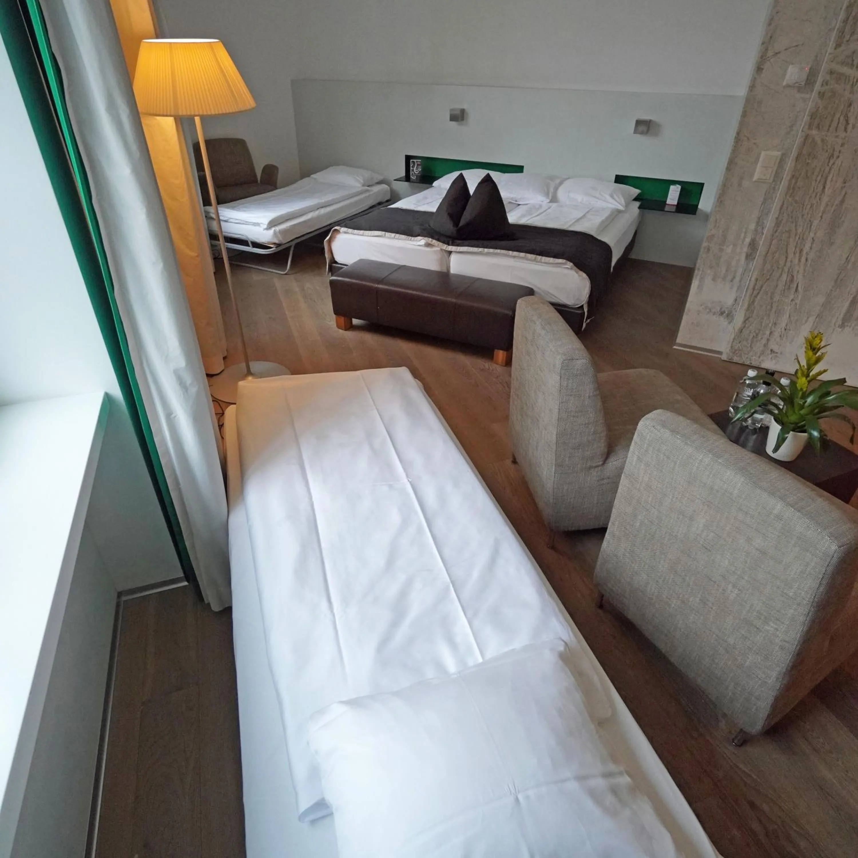 Photo of the whole room, Bed in Hotel Glockenhof Zürich