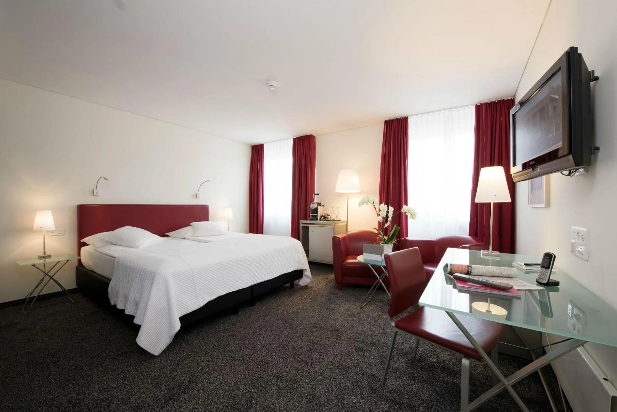 Photo of the whole room, Bed in Hotel Glockenhof Zürich