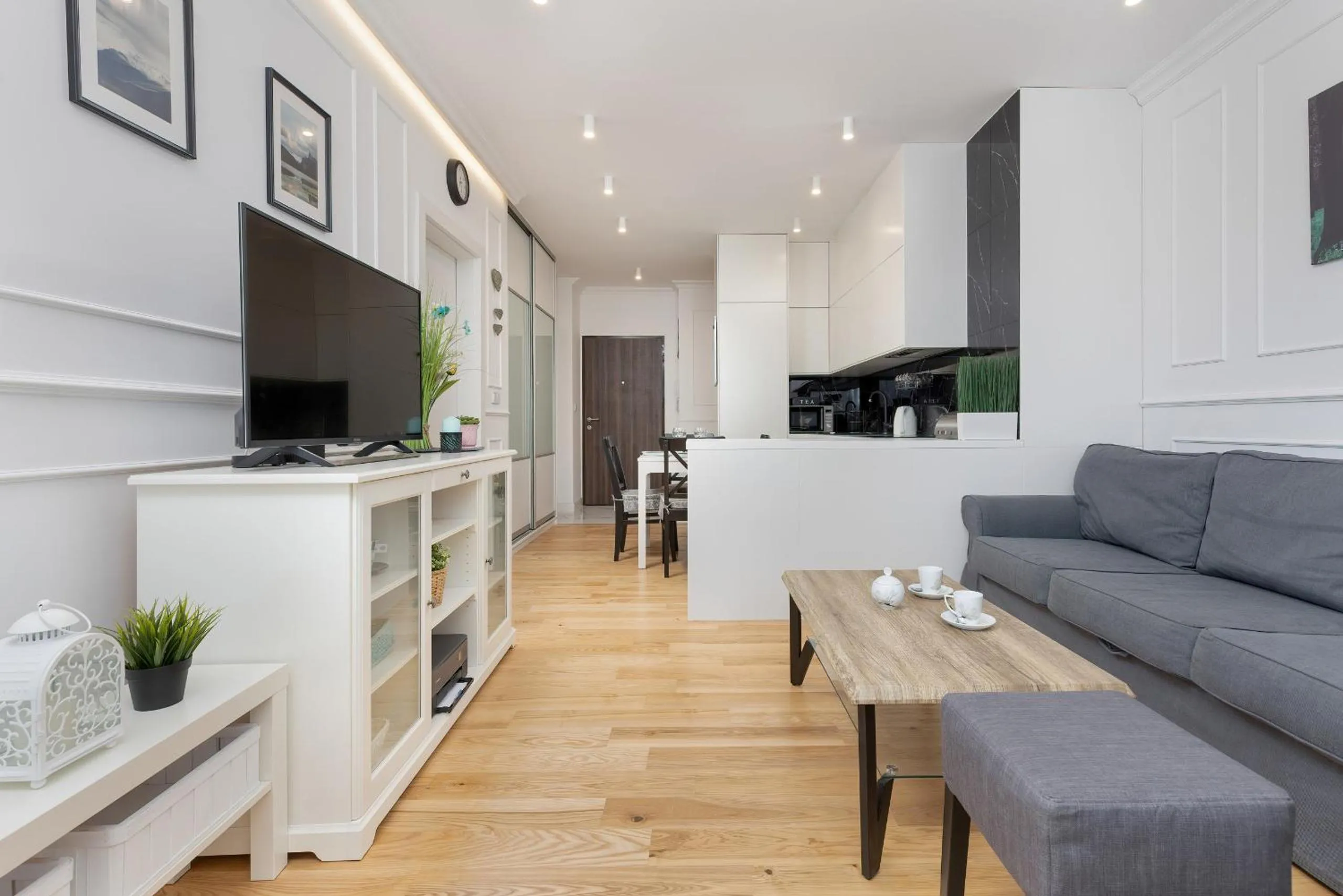 Communal lounge/ TV room in Metro Płocka Exquisite Apartments by Noclegi Renters