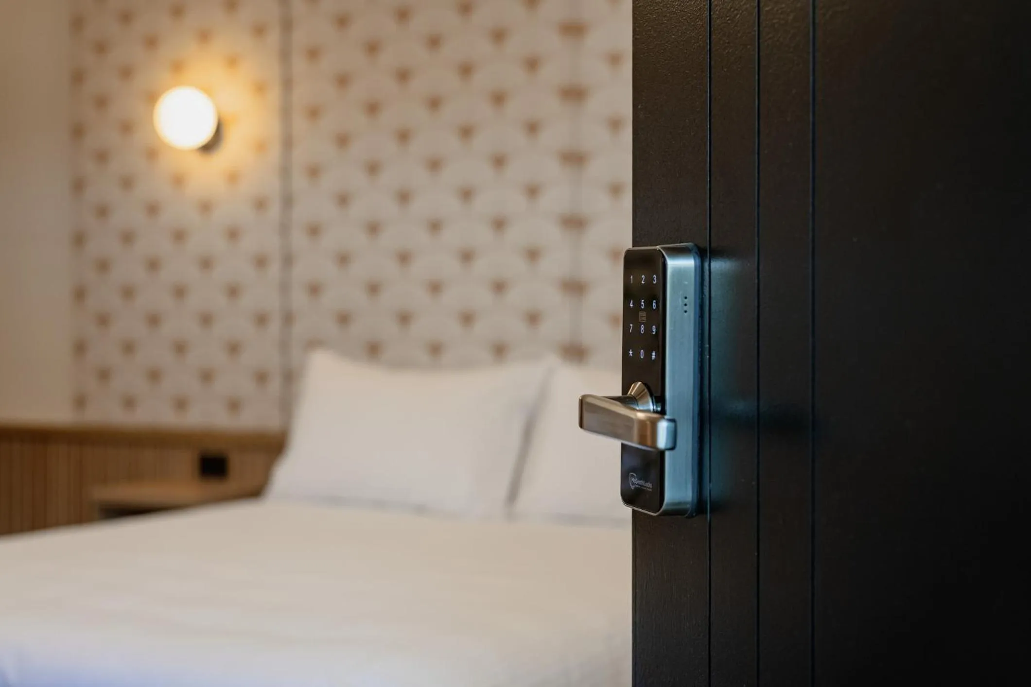 Bedroom, Bed in The Queens Gladstone