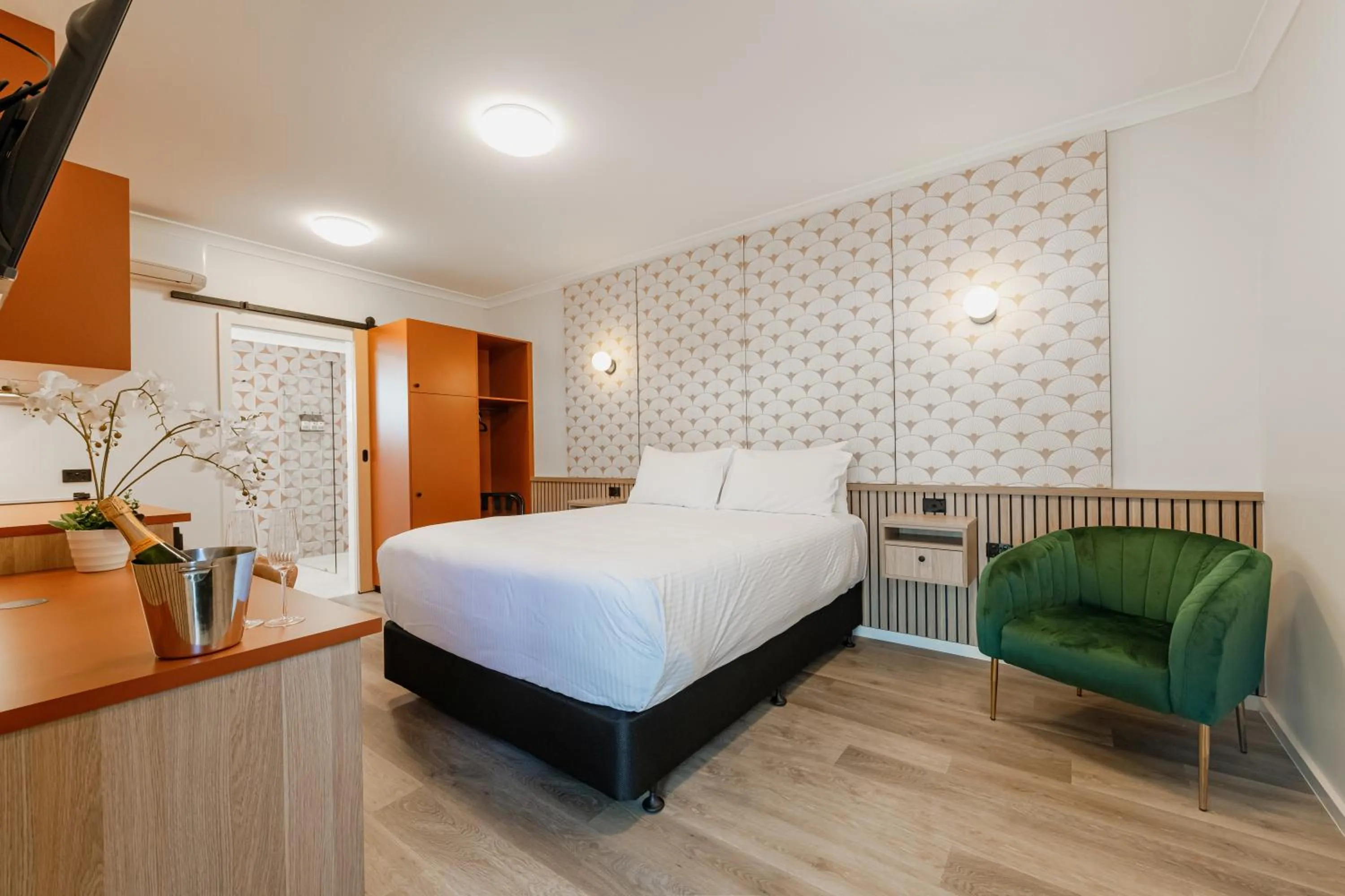 Photo of the whole room, Bed in The Queens Gladstone