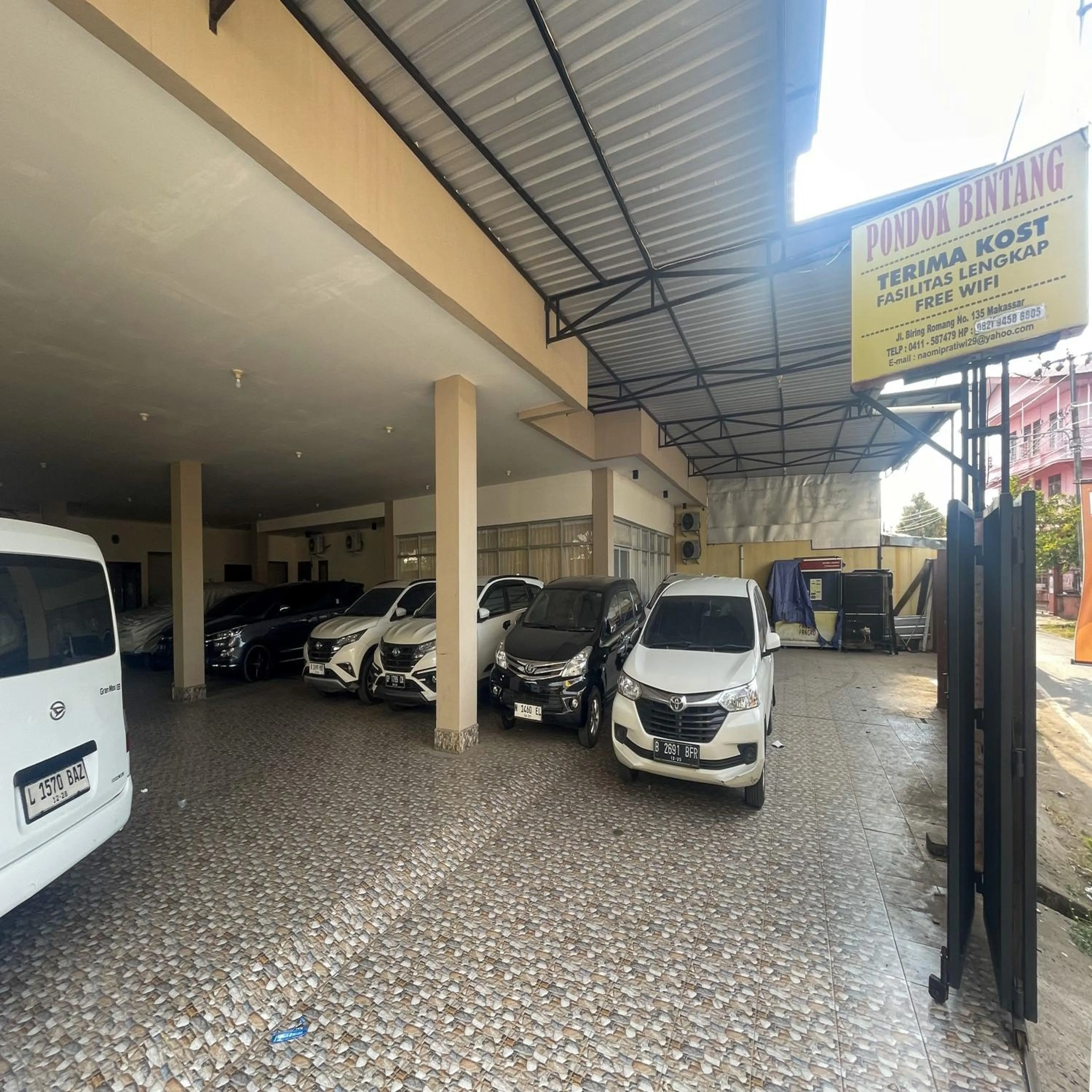 Parking in Reddoorz Syariah at Pondok Bintang Jalan Biring Romang Makassar