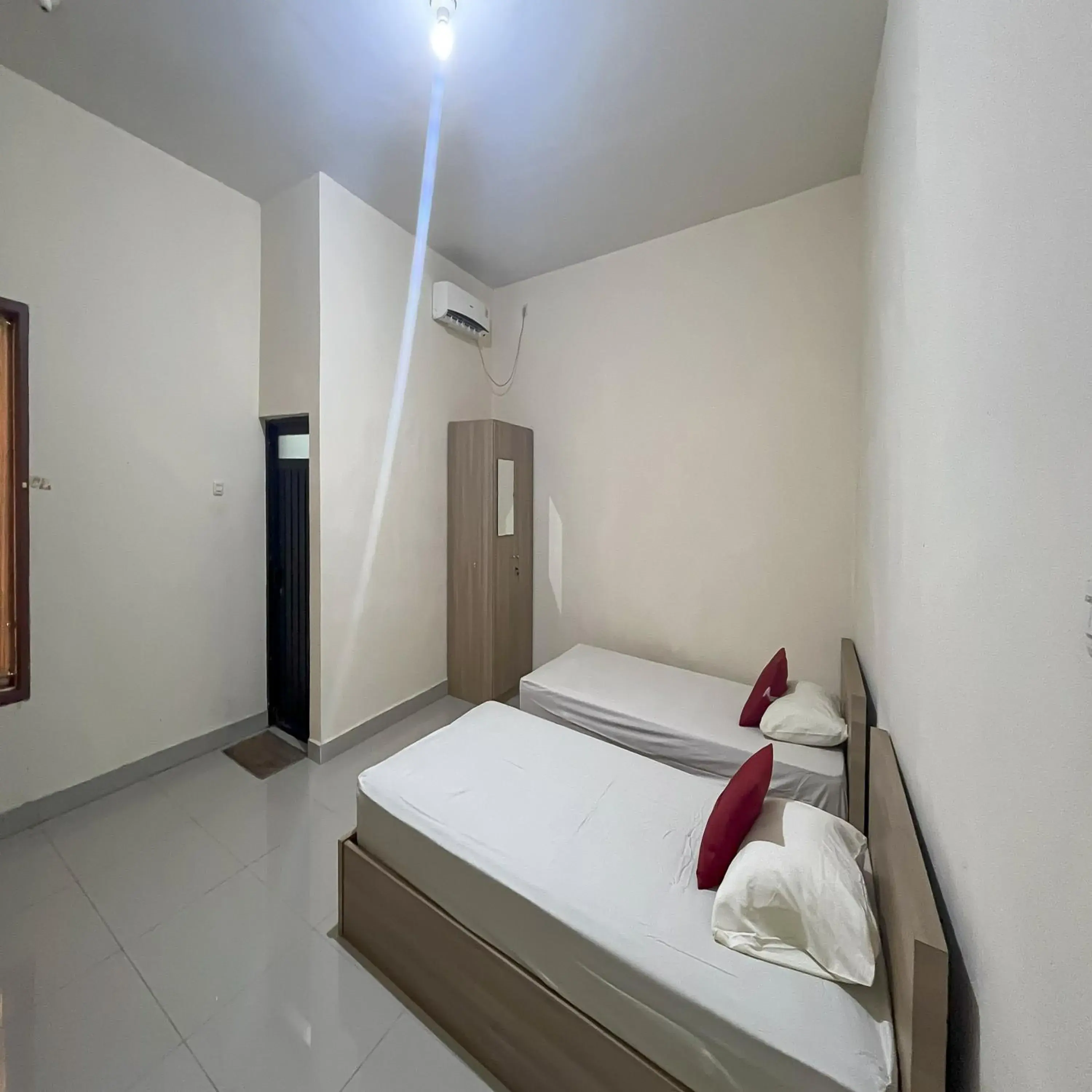 Twin Room in Reddoorz Syariah at Pondok Bintang Jalan Biring Romang Makassar Twin Room in Reddoorz Syariah at Pondok Bintang Jalan Biring Romang Makassar