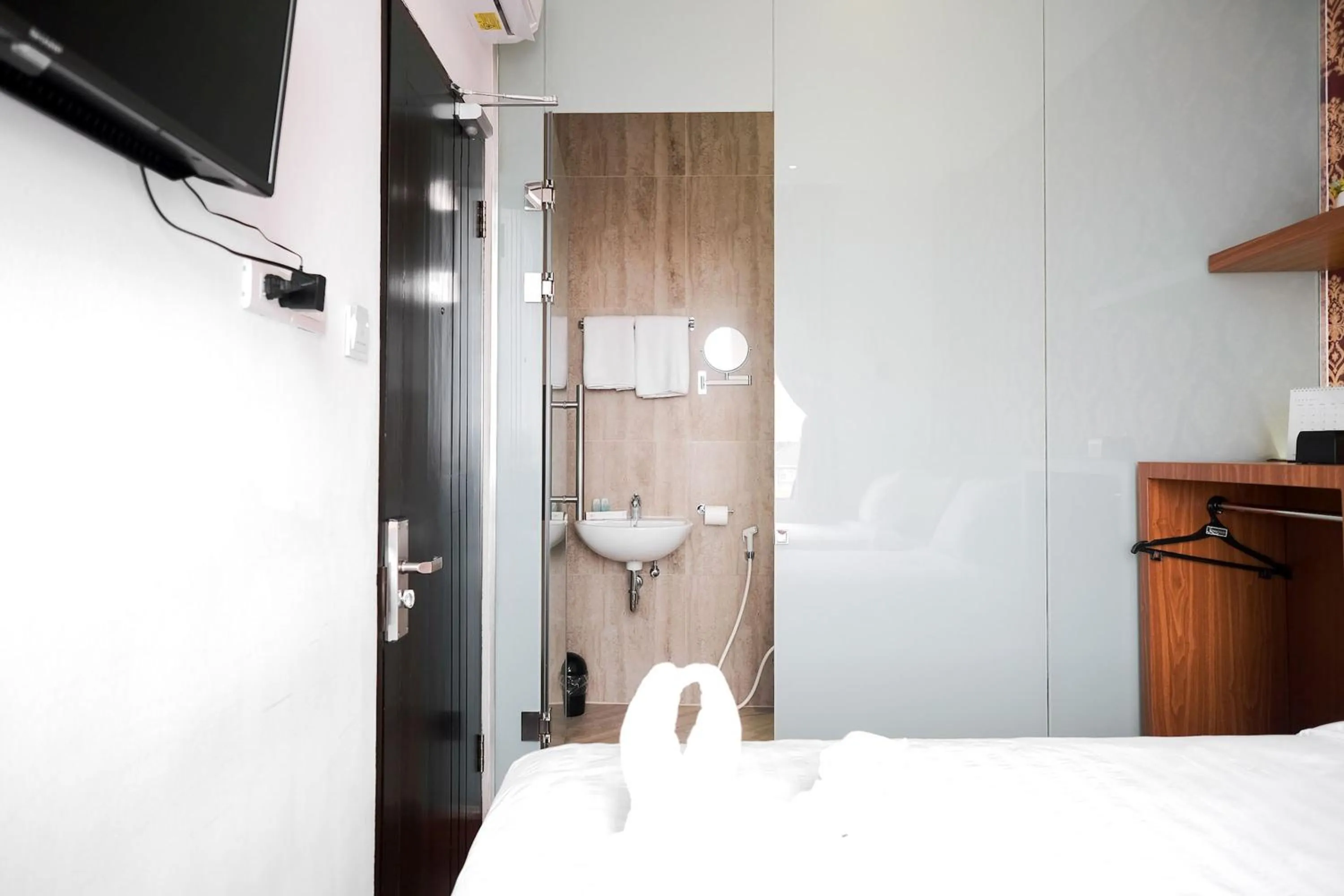 Bedroom, Bed in King's Palace Medan RedPartner