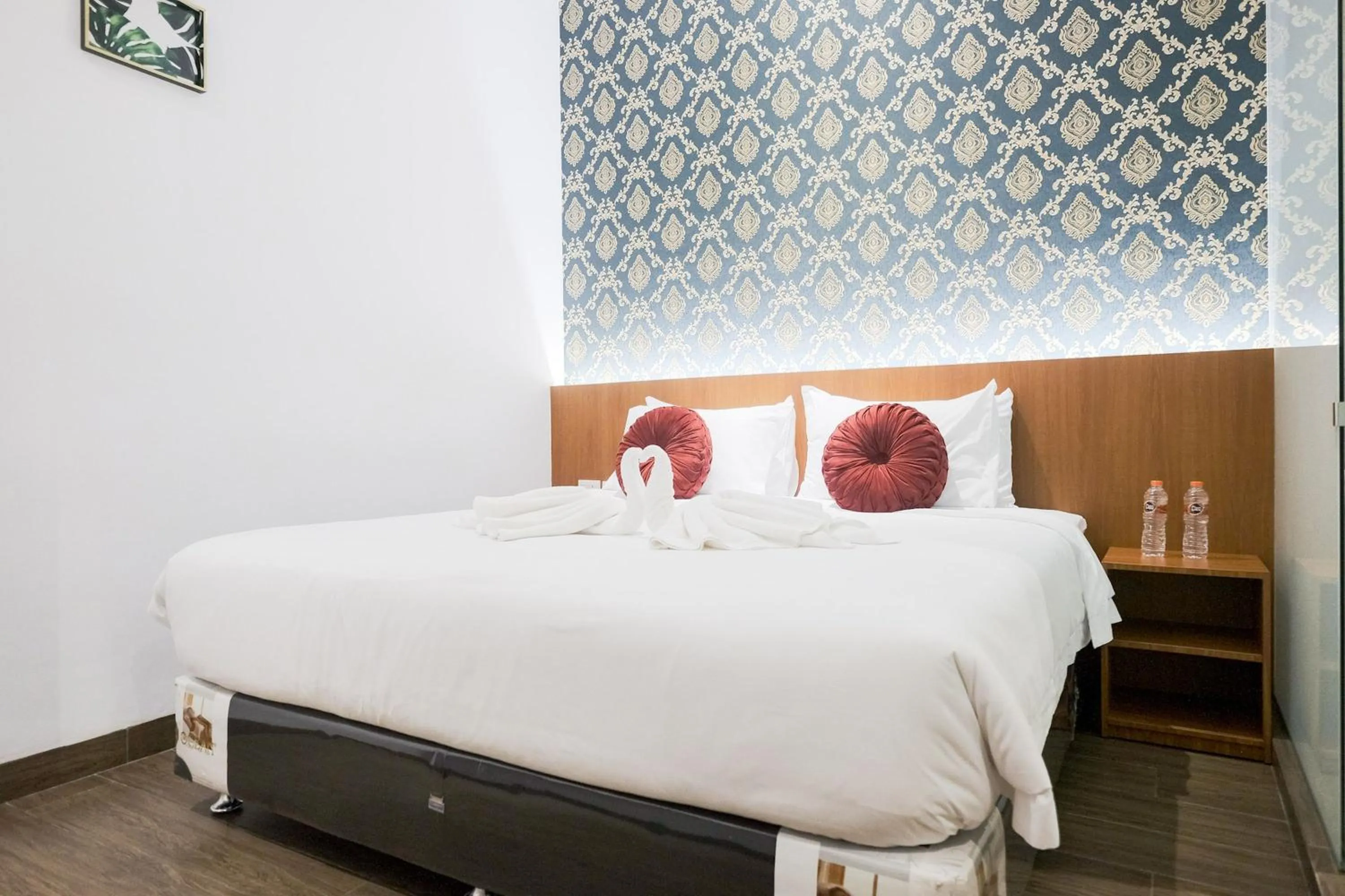 Bedroom, Bed in King's Palace Medan RedPartner