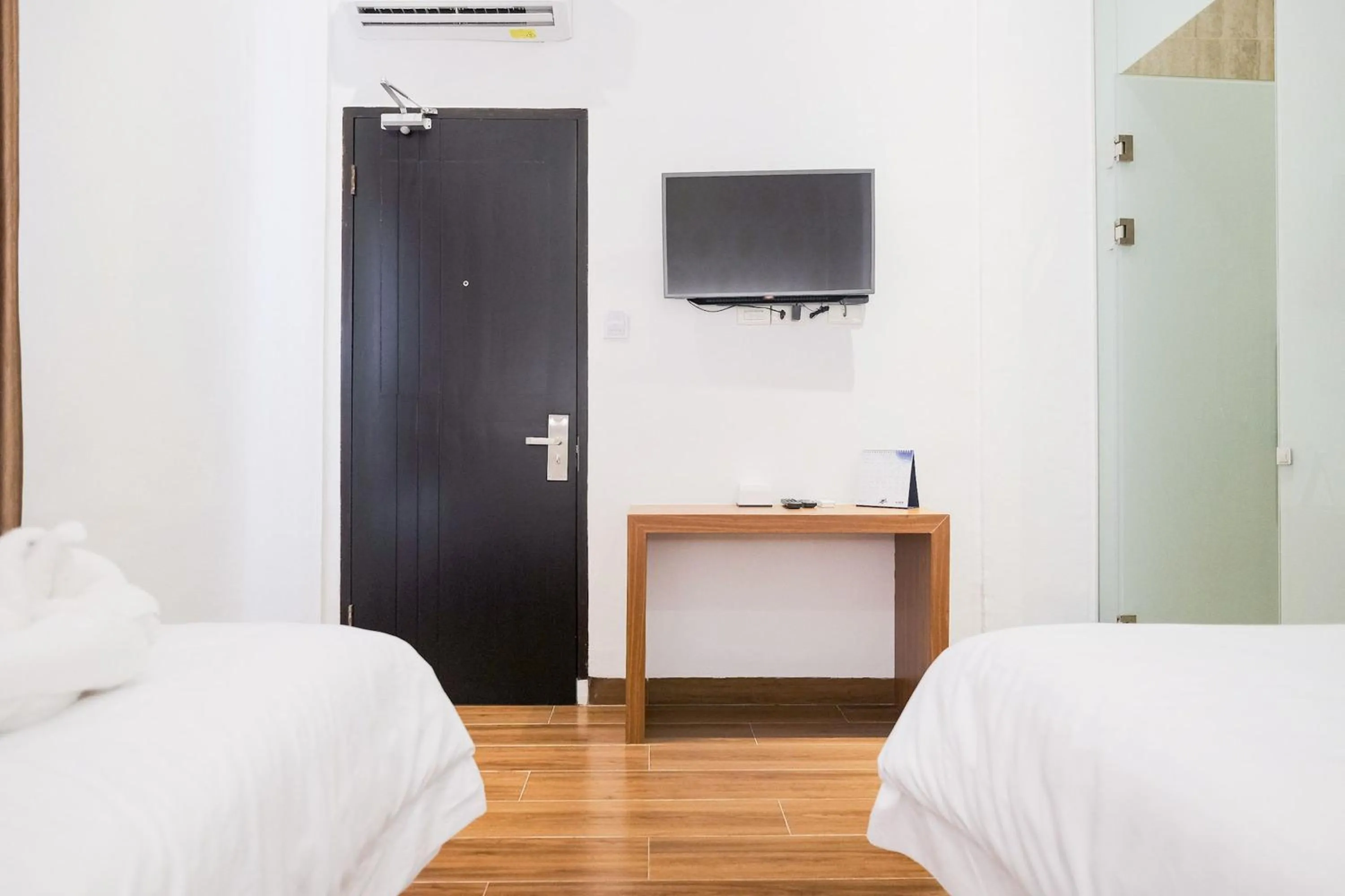 Bedroom, Bed in King's Palace Medan RedPartner