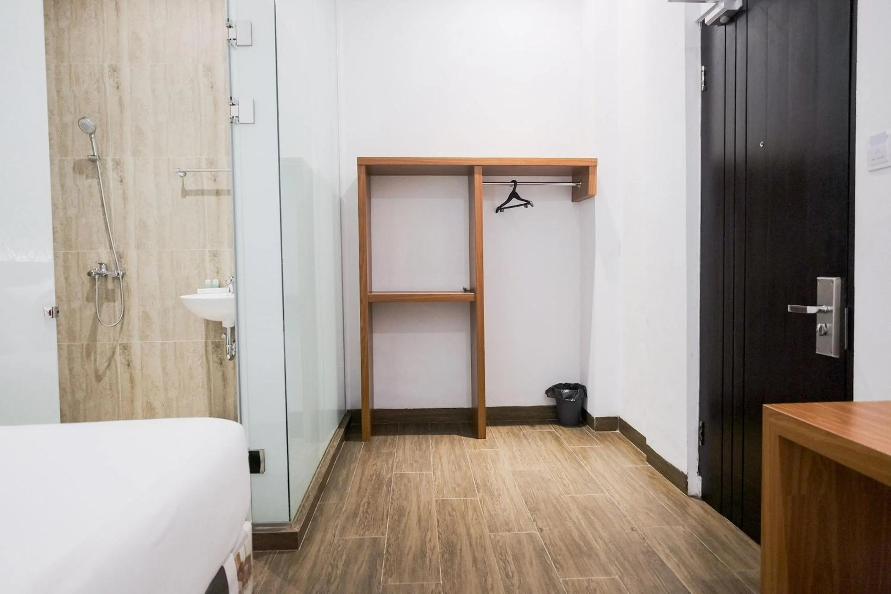 Bedroom, Bed in King's Palace Medan RedPartner