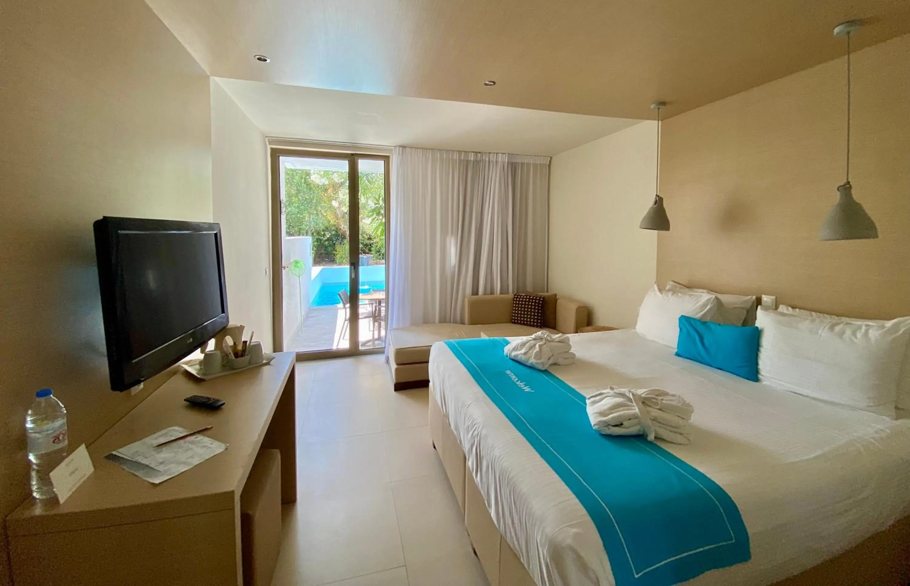 Swimming pool, Bed in The Island Hotel - Adults Only -