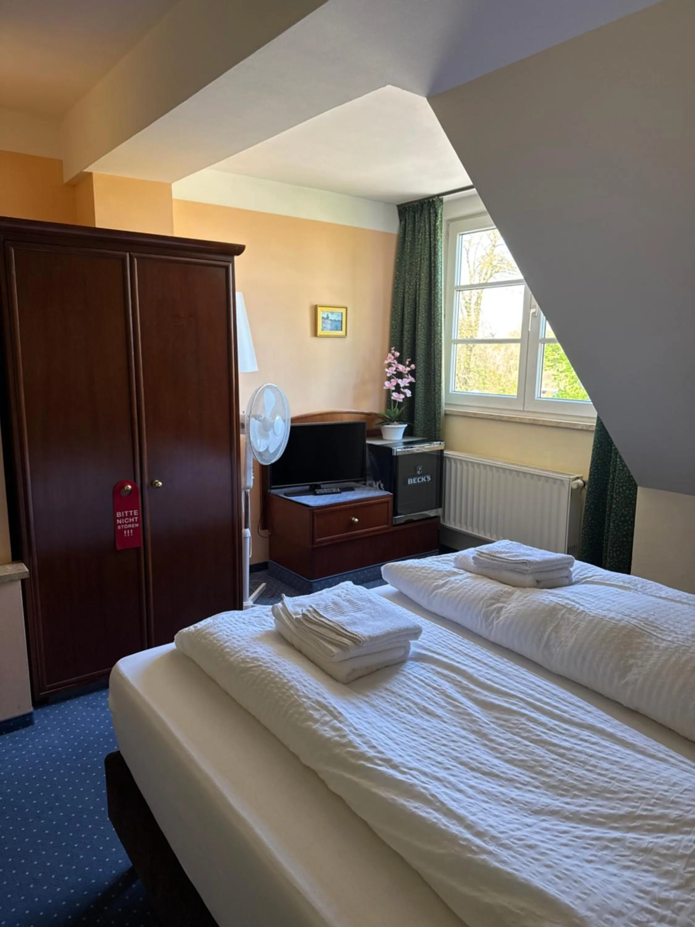 Photo of the whole room, Bed in Hotel am Schloss - Frankfurt an der Oder
