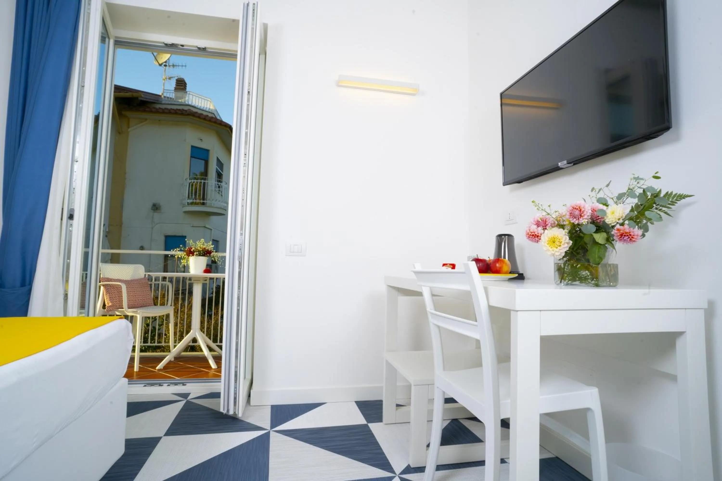 TV and multimedia in Villa Cettina Boutique Hotel